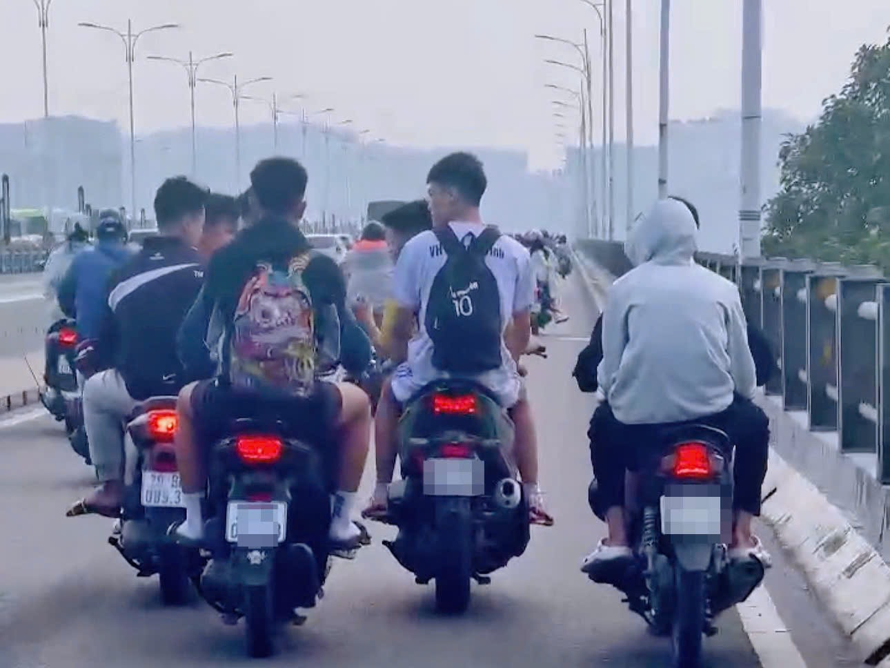 Xử phạt nhóm thanh niên dàn hàng ngang, không đội mũ bảo hiểm trên cầu Vĩnh Tuy