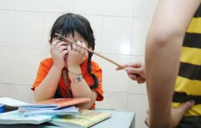 Bản tin Truyền thông Chính sách (ngày 6/11/2025): Hành vi cưỡng ép con học tập quá sức có thể bị phạt 