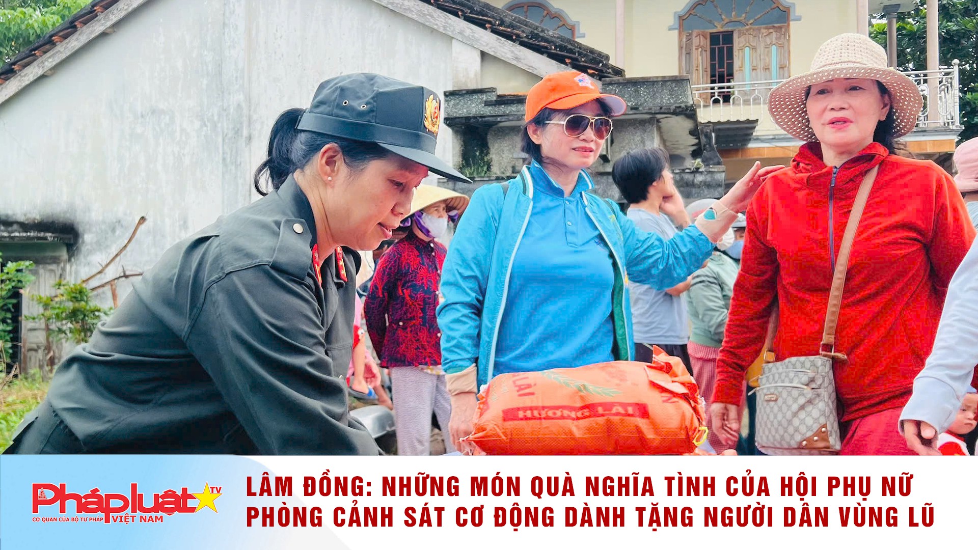 Lâm Đồng: Những món quà nghĩa tình của Hội Phụ nữ Phòng Cảnh sát Cơ động dành tặng người dân vùng lũ
