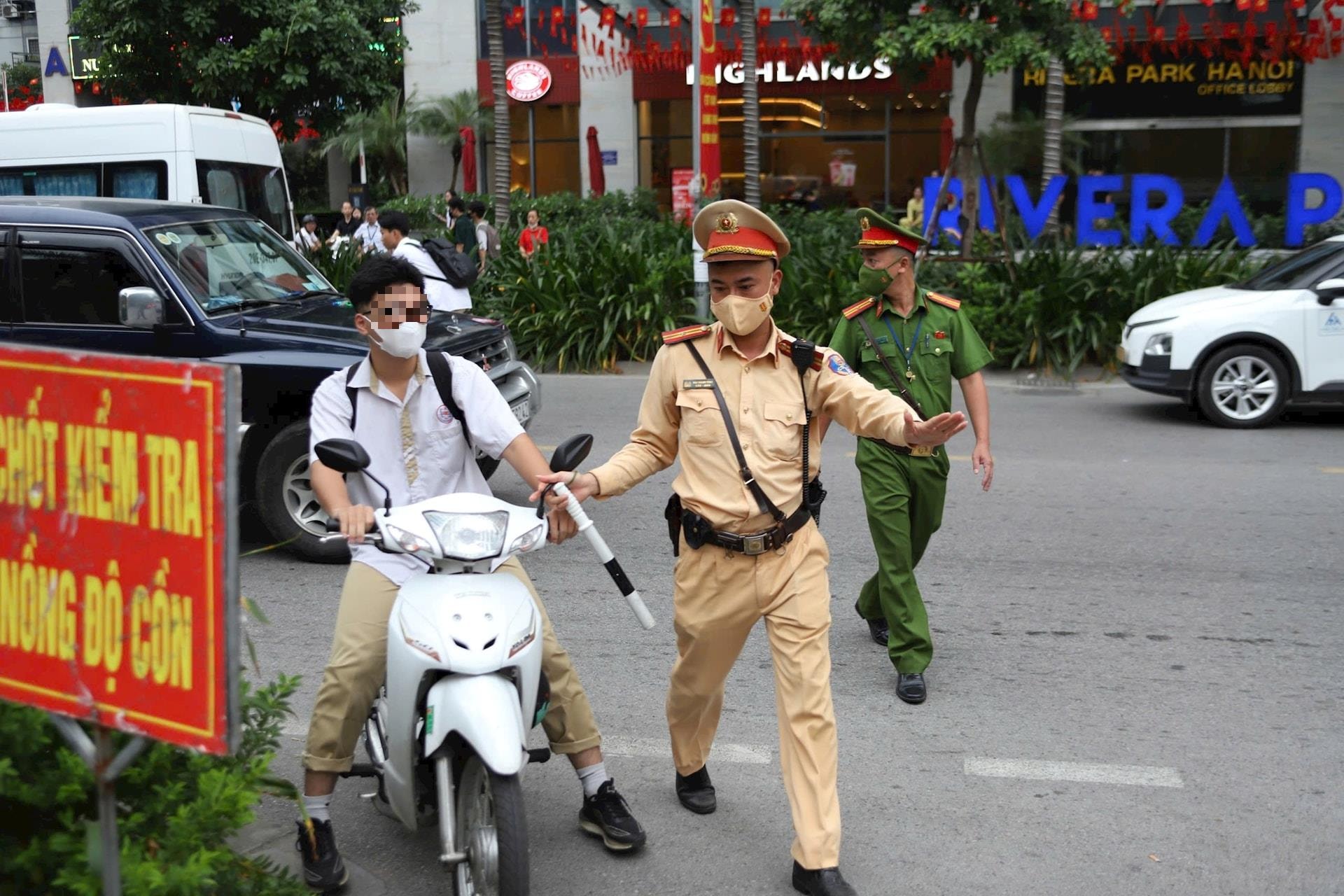 Bản tin An toàn giao thông số 258: Công an TP. Hà Nội kiểm tra việc chấp hành pháp luật giao thông của học sinh