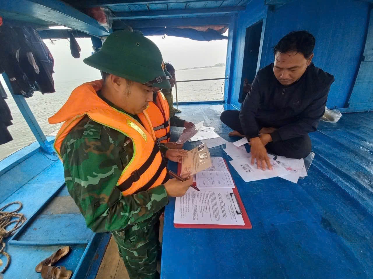 Tuần tra, tuyên truyền ngư dân chấp hành quy định khai thác hải sản