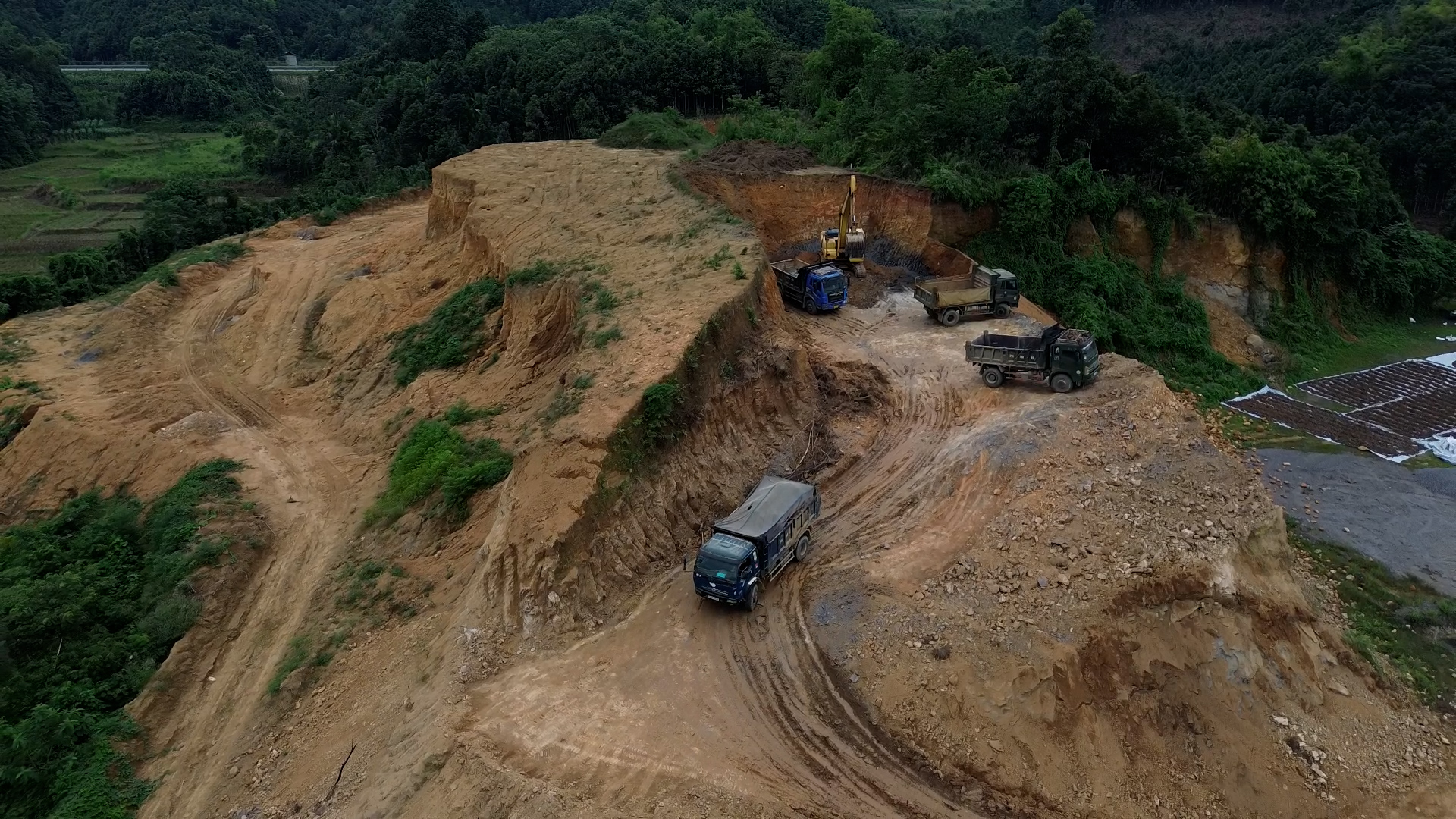 Xuân Ái - Lào Cai: Khai thác đất đồi trái phép giữa 'thanh thiên bạch nhật'