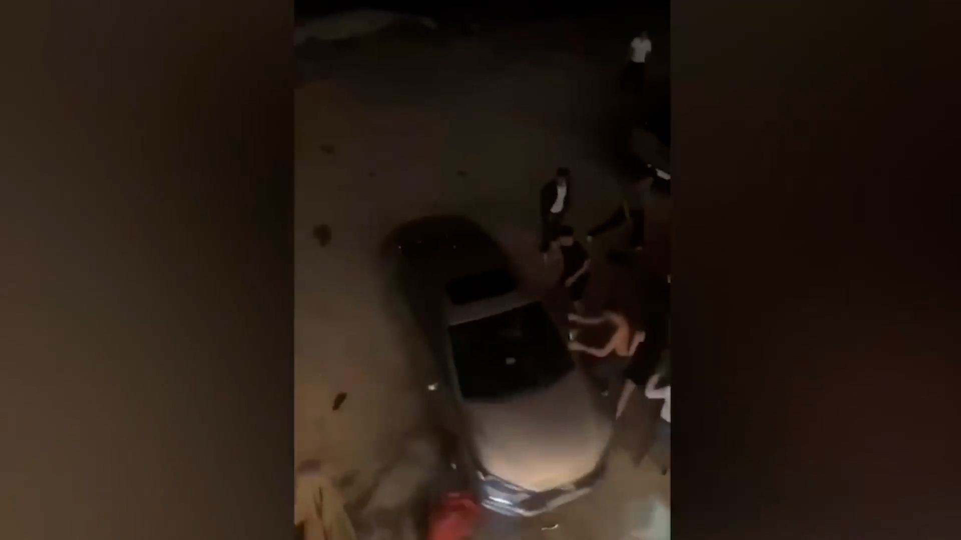 Nhóm người vây đánh ô tô giữa đêm, tài xế cho xe tiến lùi trong hoảng loạn