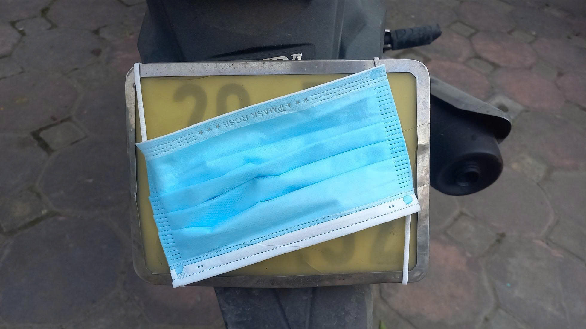  Dùng khẩu trang che biển số  “hành vi nhỏ hậu quả to”