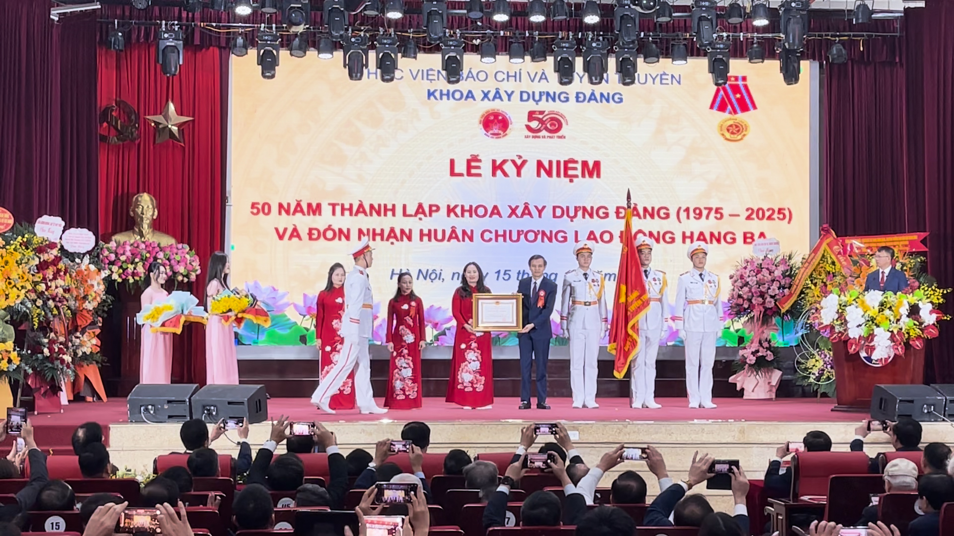 Khoa Xây dựng Đảng - Học viện Báo chí và Truyên truyền đón nhận Huân chương Lao động hạng Ba