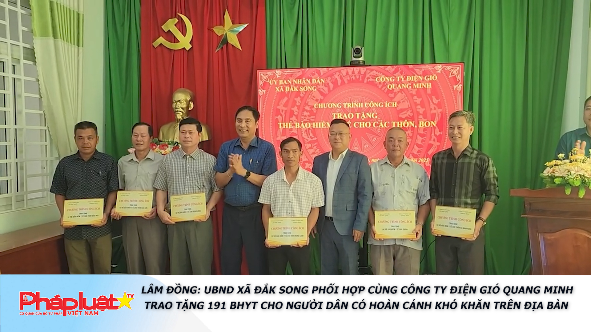 Lâm Đồng: UBND xã Đắk Song phối hợp cùng Công ty Điện gió Quang Minh trao tặng 191 BHYT cho người dân có hoàn cảnh khó khăn trên địa bàn 