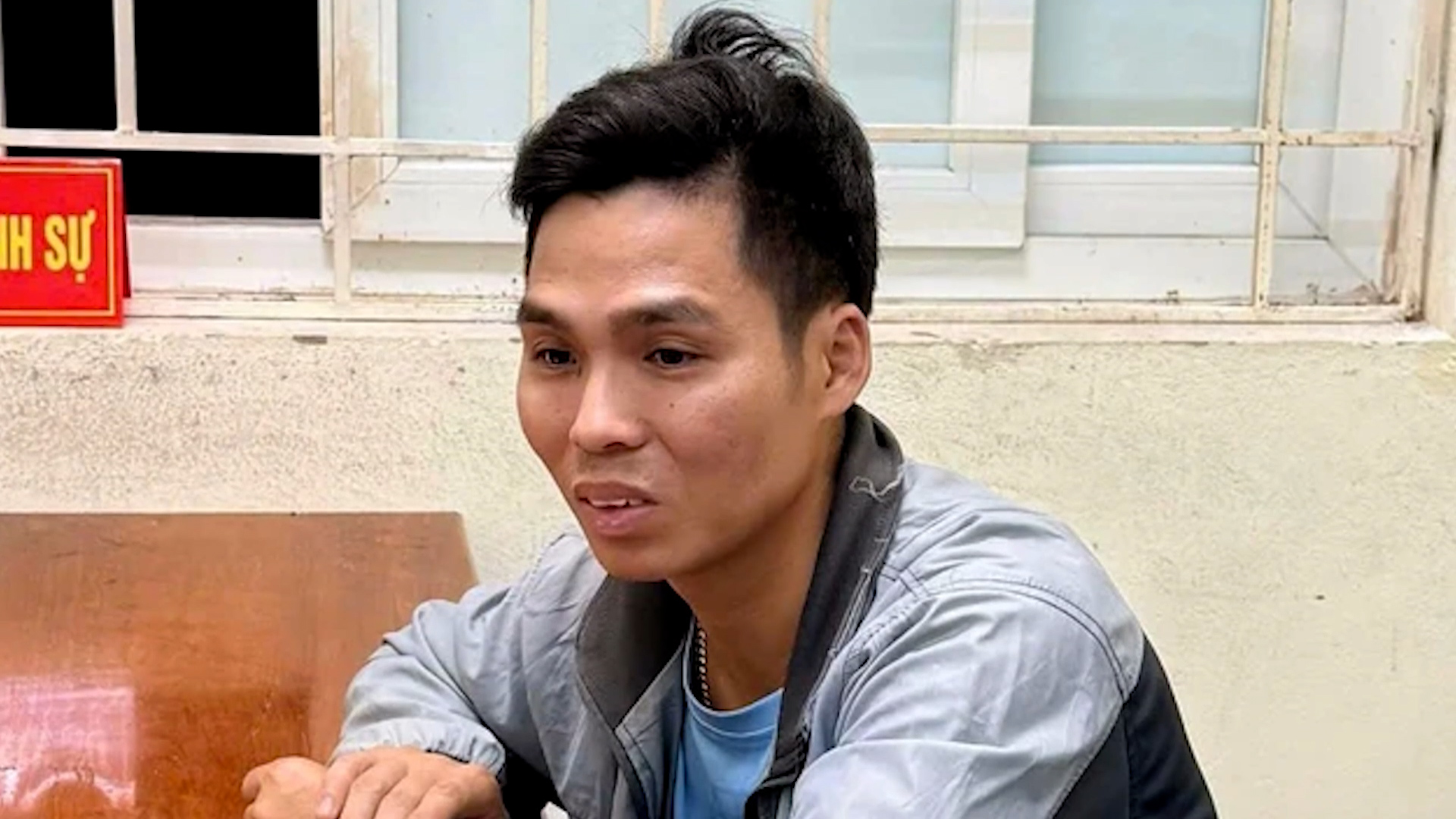 Hà Nội: Tạm giữ tài xế xe tải lao vào CSGT khi bị kiểm tra