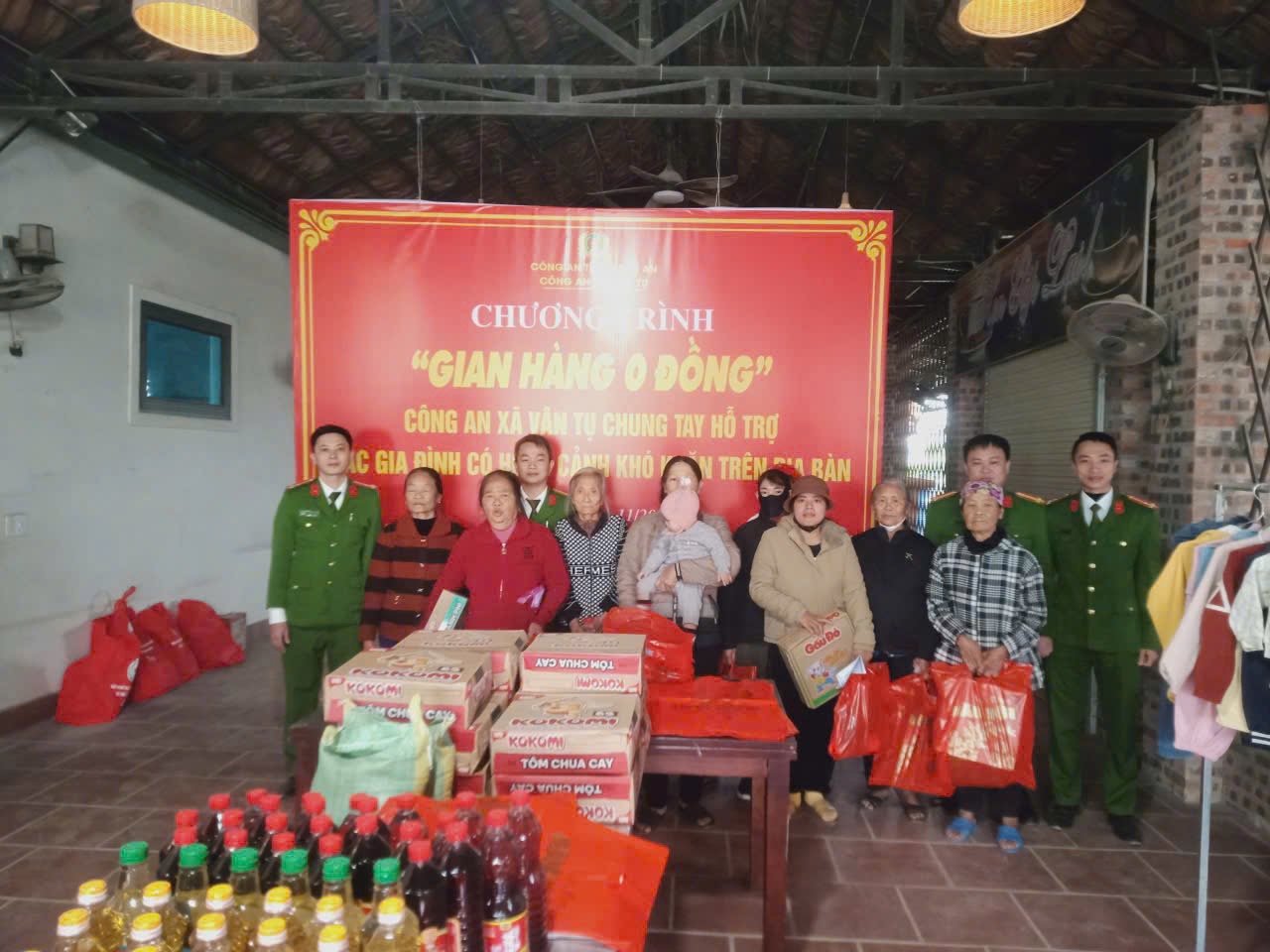 Công an xã Vân Tụ mở gian hàng 0 đồng hỗ trợ các gia đình có hoàn cảnh khó khăn