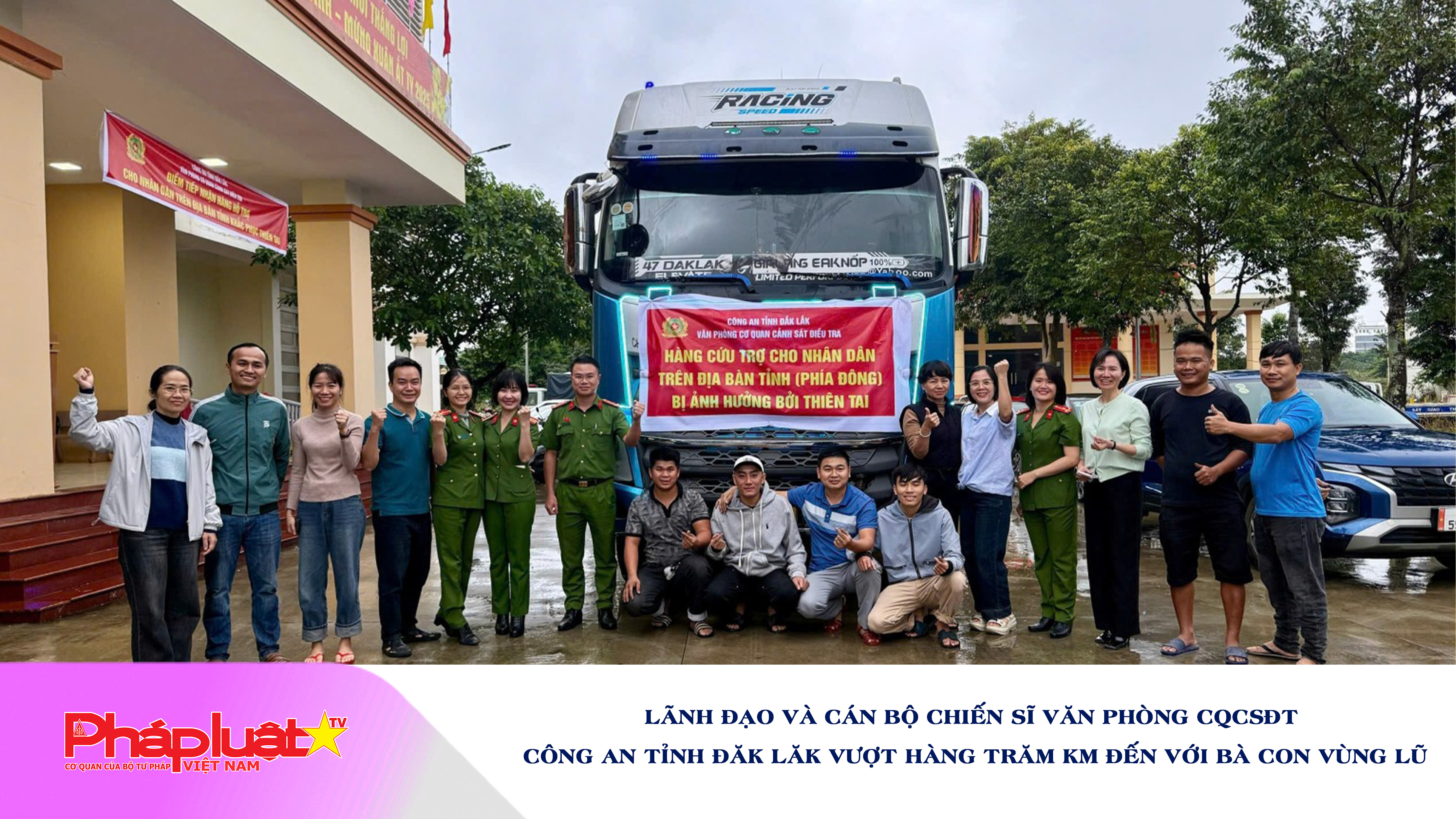 Lãnh đạo và Cán bộ Chiến sĩ văn phòng CQCSĐT Công an tỉnh Đăk Lăk vượt hàng trăm Km đến với bà con vùng lũ