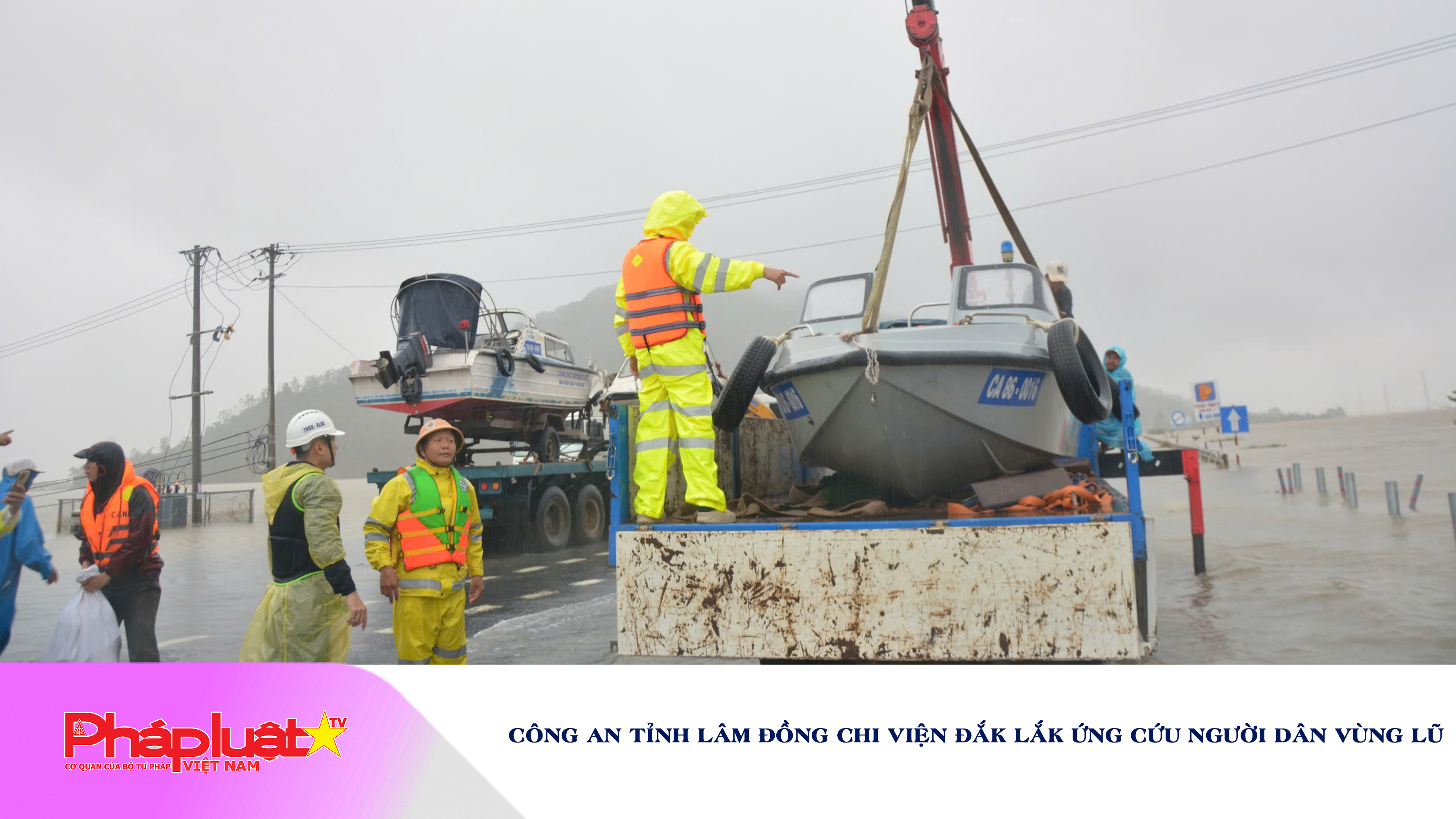 Công an tỉnh Lâm Đồng chi viện Đắk Lắk ứng cứu người dân vùng lũ

