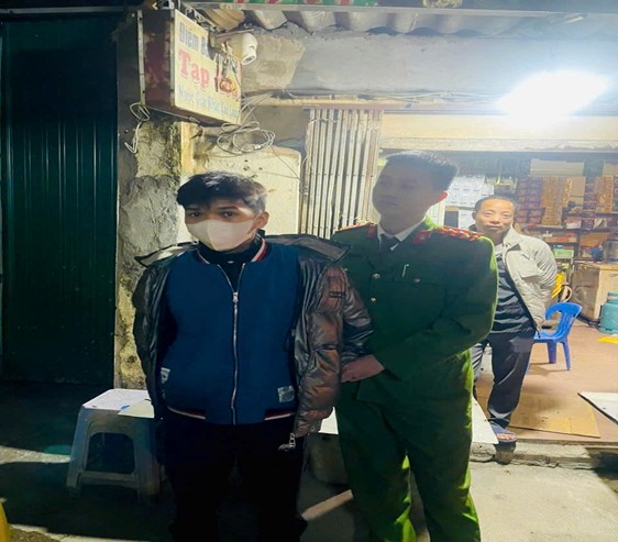 Đang vui mừng vì cướp được điện thoại thì bị công an tóm gọn