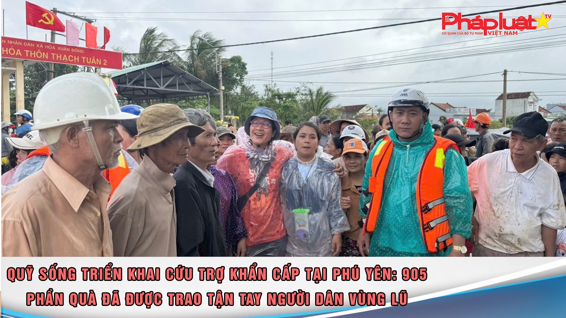 Quỹ Sống trao 905 phần quà đã được trao tận tay người dân vùng lũ tại Phú Yên