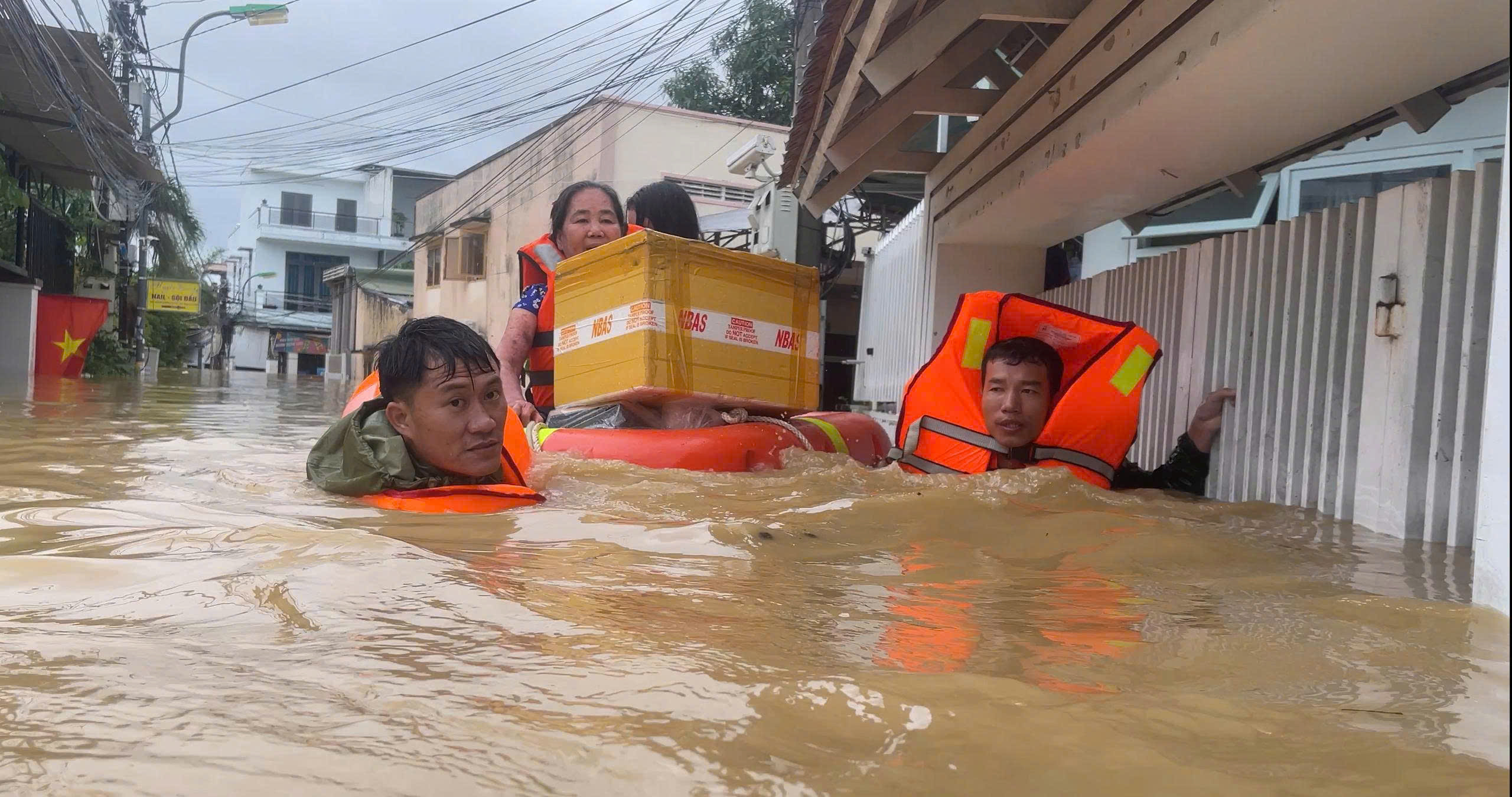 Vietnam Airlines vận chuyển miễn phí hàng cứu trợ đến đồng bào bị ảnh hưởng bởi lũ lụt
