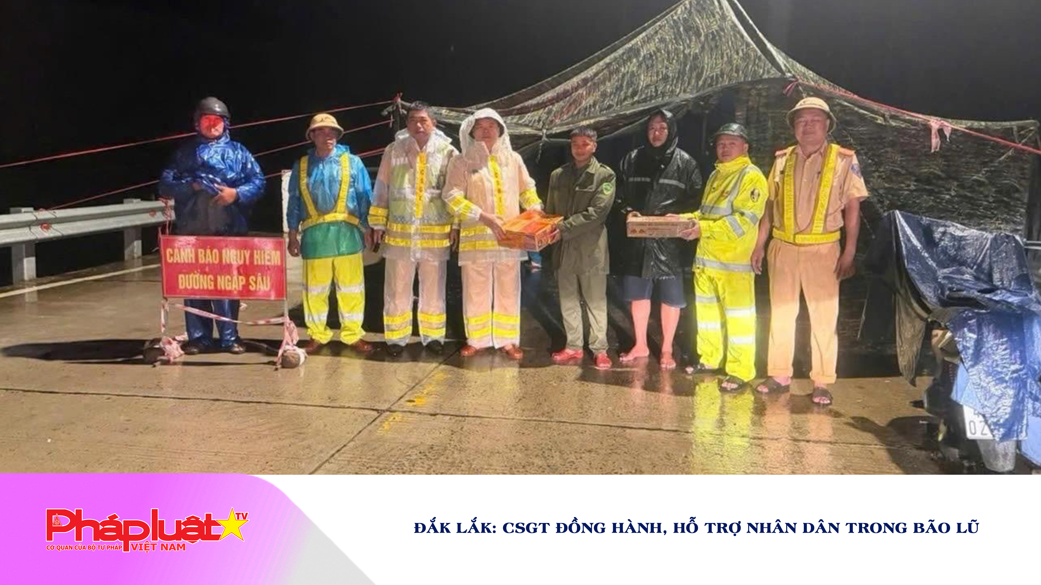 Đắk Lắk: CSGT đồng hành, hỗ trợ nhân dân trong bão lũ