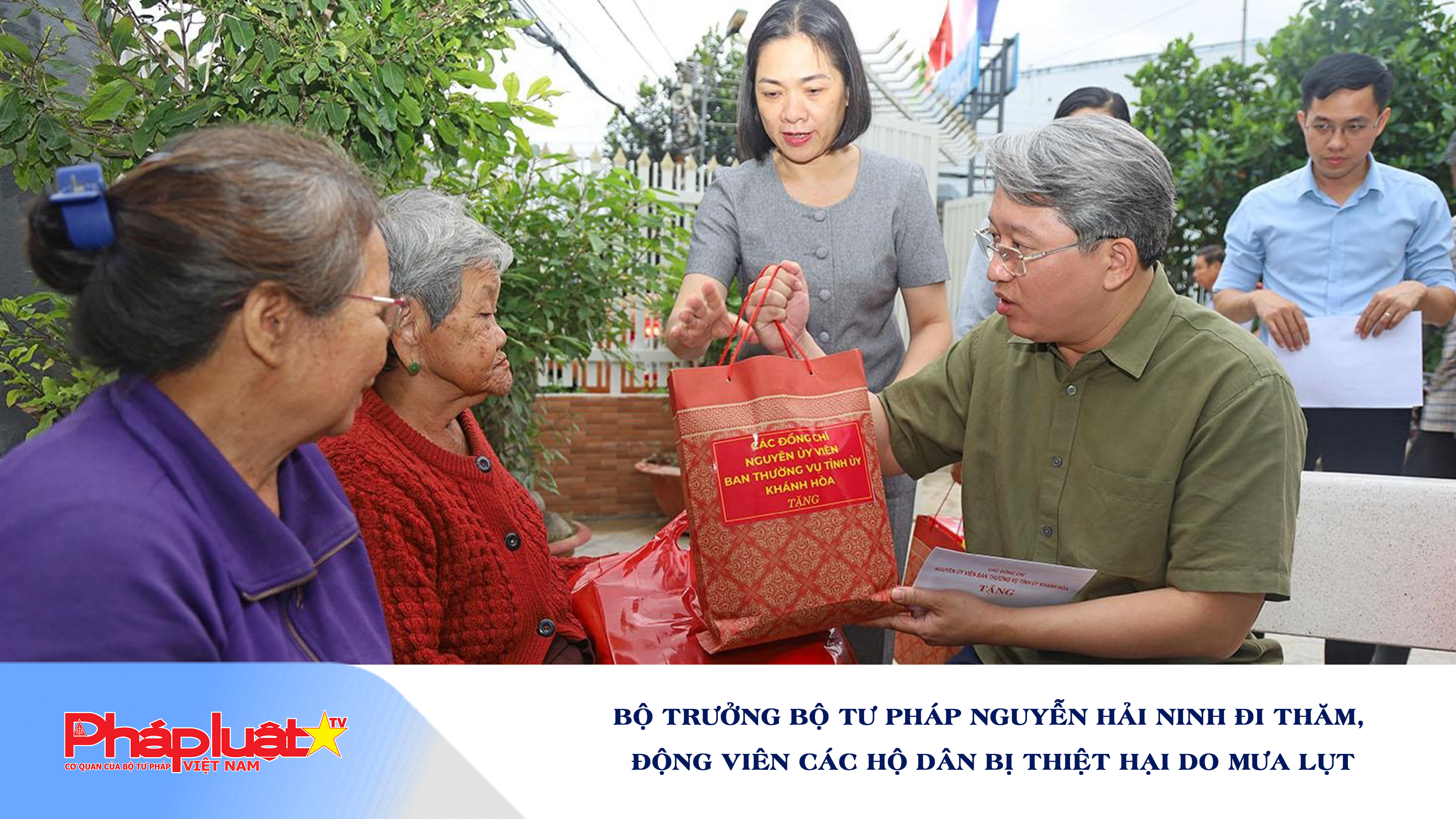 Bộ trưởng Bộ Tư pháp Nguyễn Hải Ninh đi thăm, động viên các hộ dân bị thiệt hại do mưa lụt