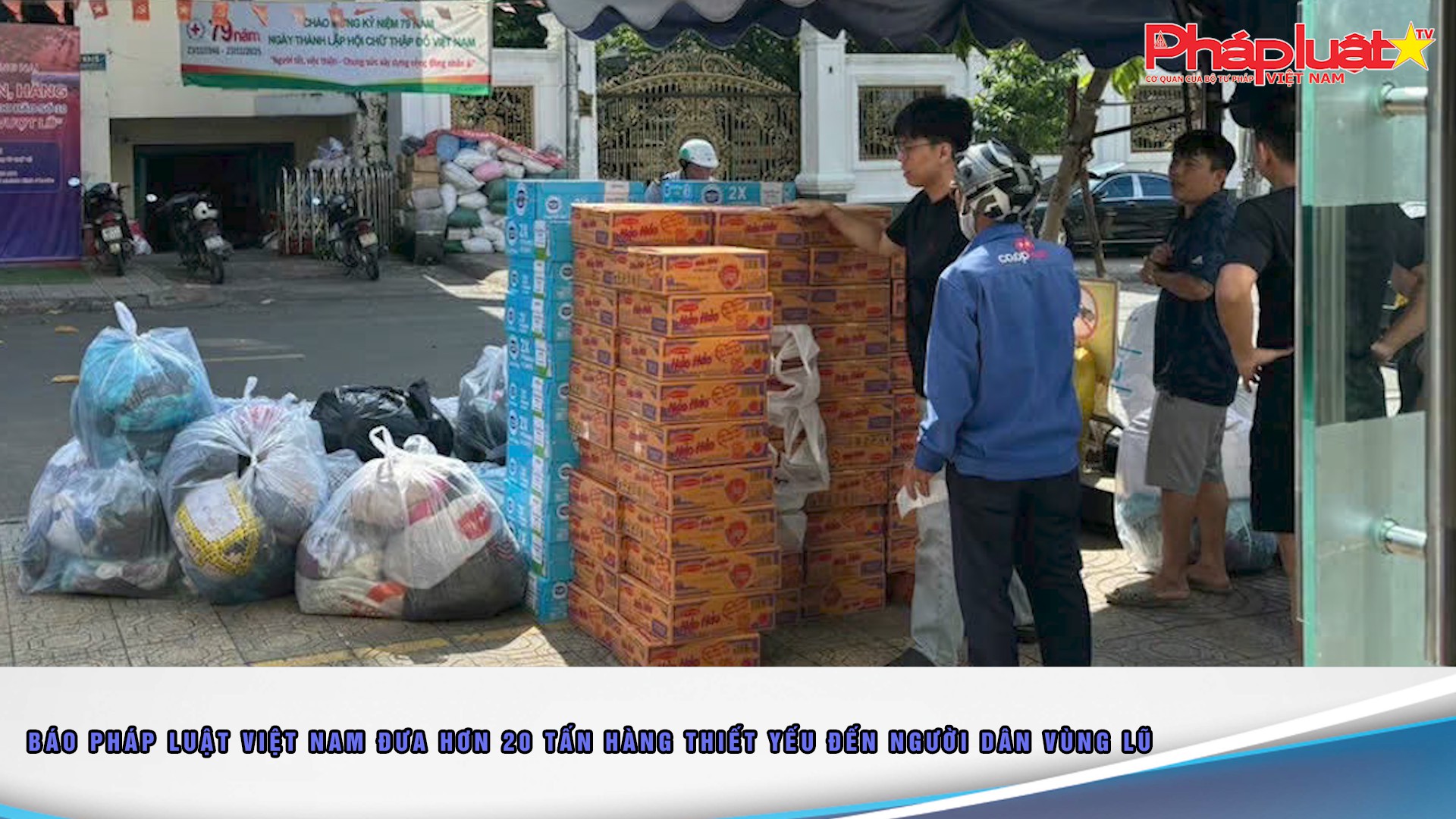 Báo Pháp luật Việt Nam đưa hơn 20 tấn hàng thiết yếu đến người dân vùng lũ