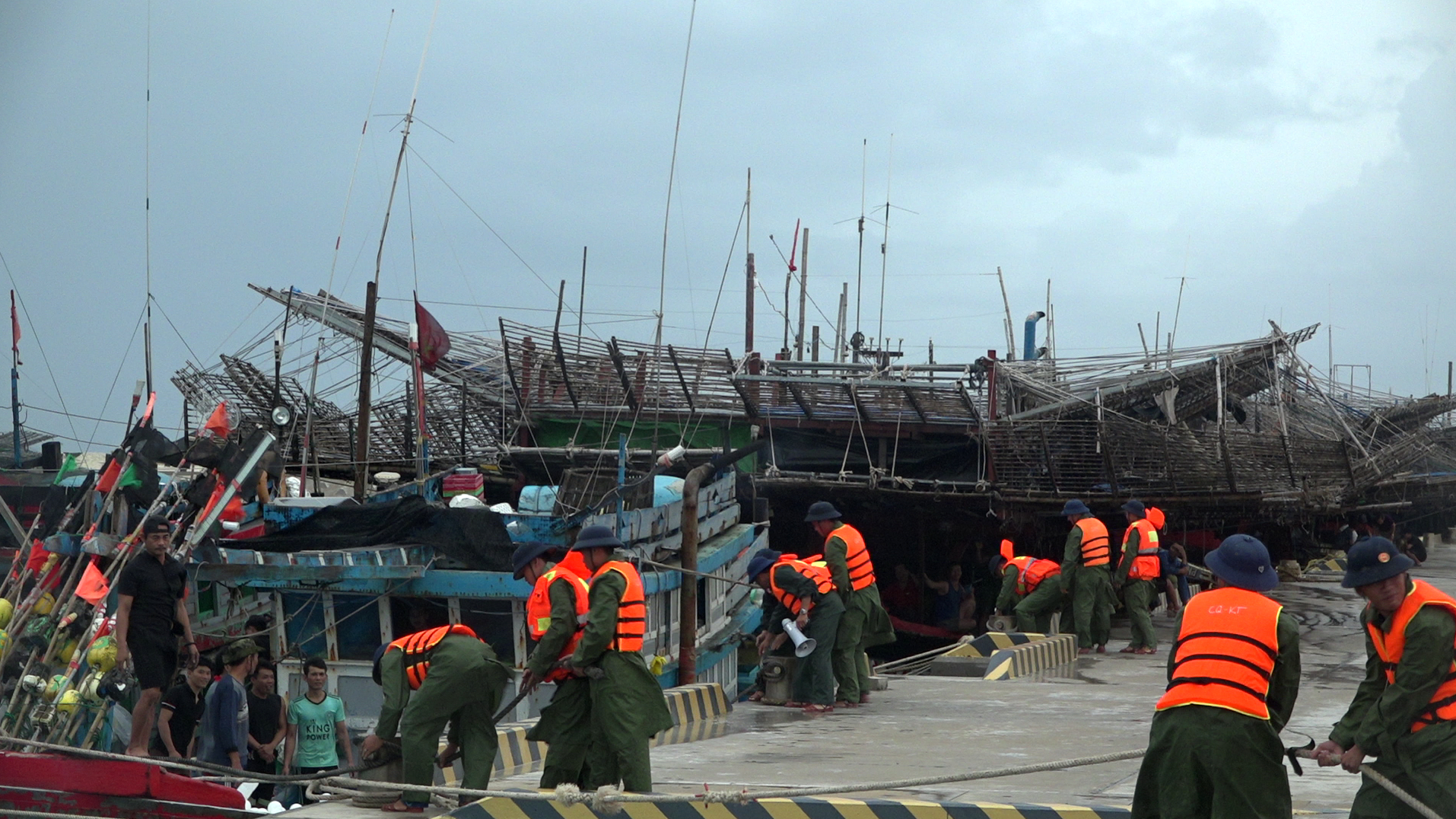 Đặc khu Trường Sa hỗ trợ hơn 200 tàu cá với trên 2.500 ngư dân, vào neo đậu an toàn