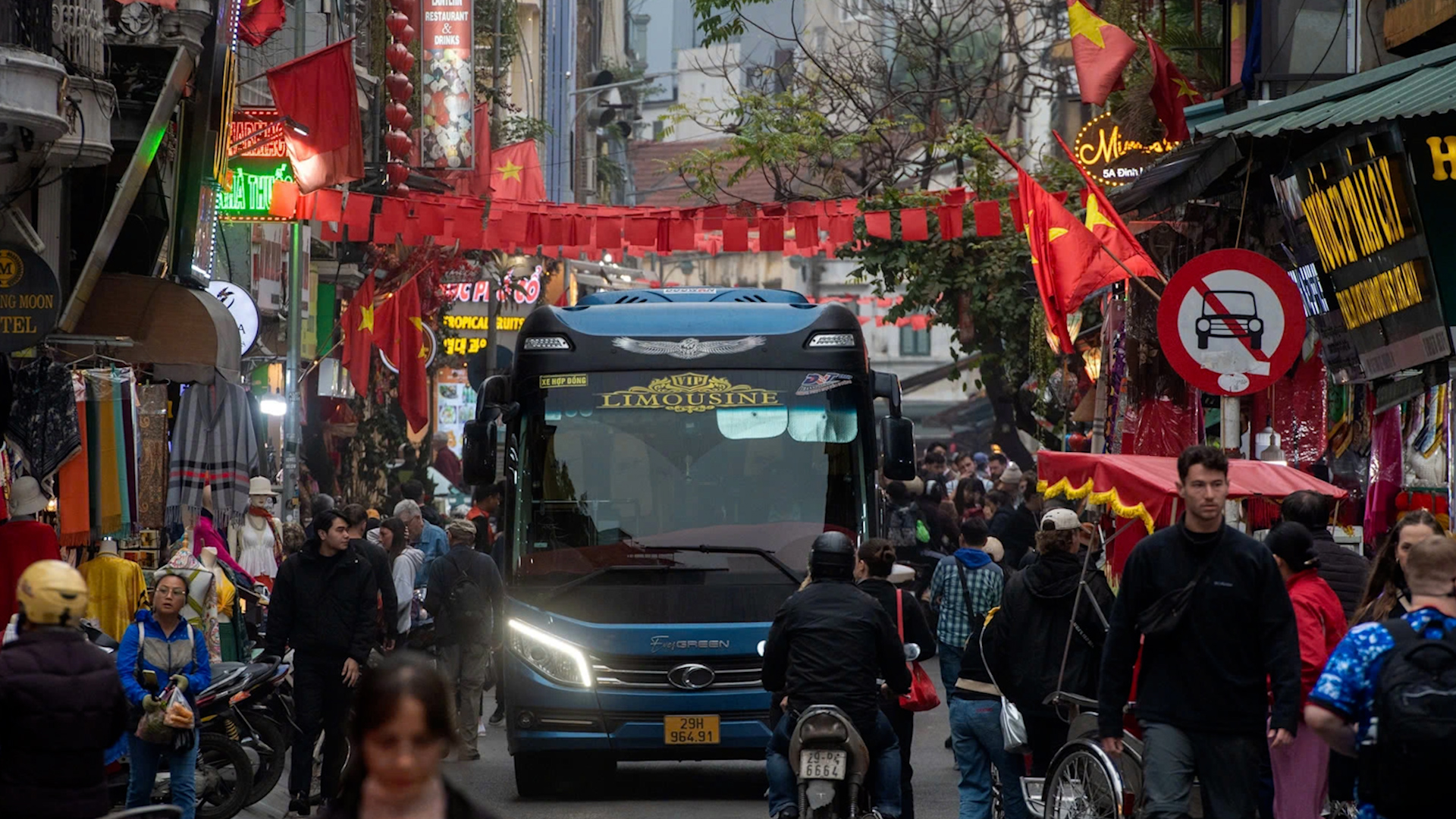 Bản tin An toàn Giao thông số 272: Một thành phố đang nghiên cứu mở rộng phạm vi cấm ôtô trên 16 chỗ trong giờ cao điểm