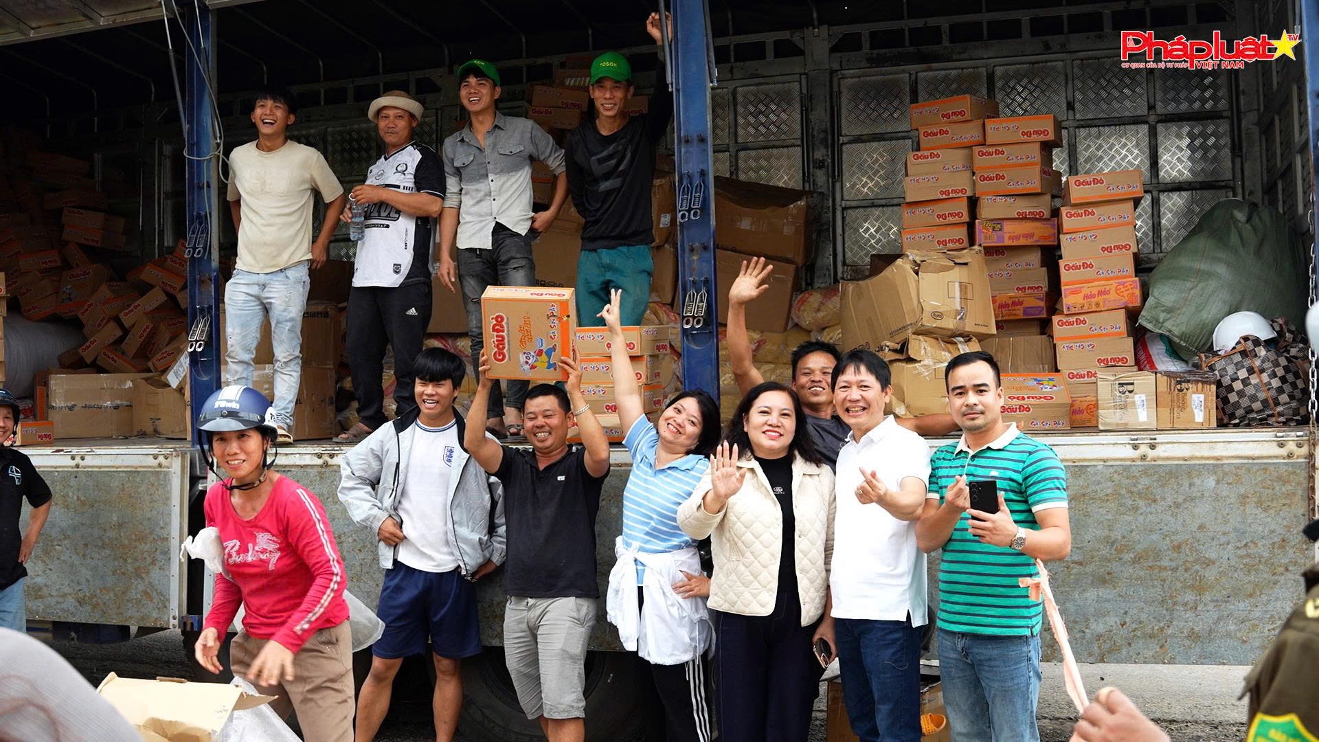 Đoàn thiện nguyện phố cổ Hà Nội chia sẽ khó khăn với bà con vùng lũ