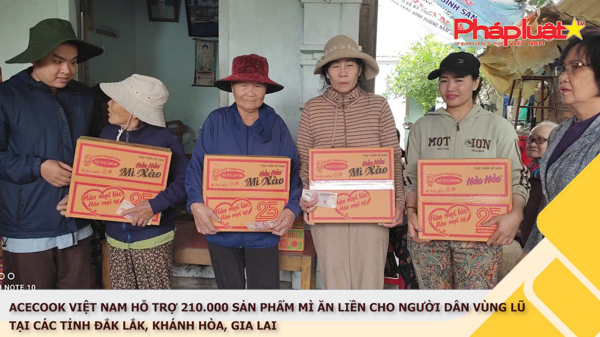 Acecook Việt Nam hỗ trợ 210.000 sản phẩm mì ăn liền cho người dân vùng lũ tại các tỉnh Đắk Lắk, Khánh Hòa, Gia Lai