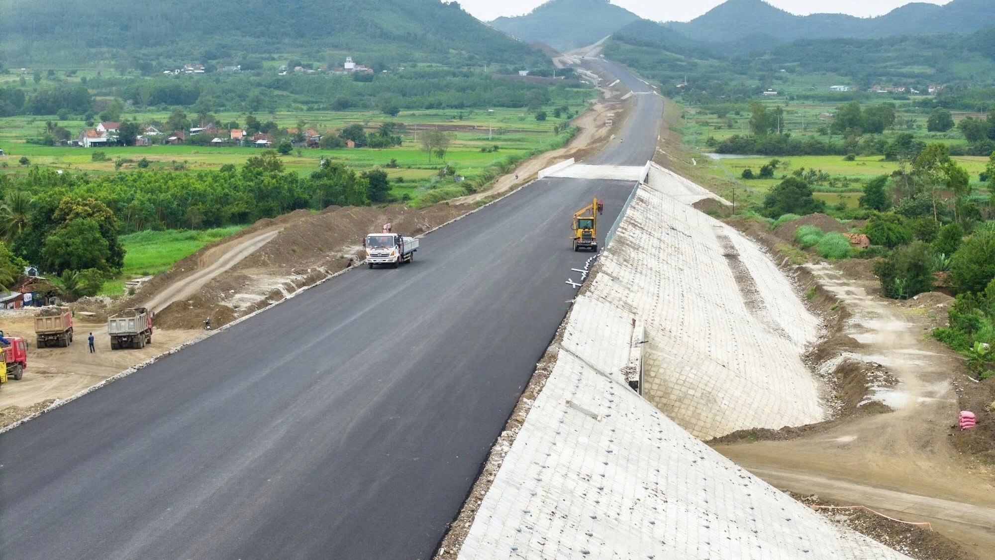 Bản tin Đầu tư công ngày 5/12/2025: Quyết liệt thúc đẩy tiến độ, đưa các dự án cao tốc về đích đúng kế hoạch