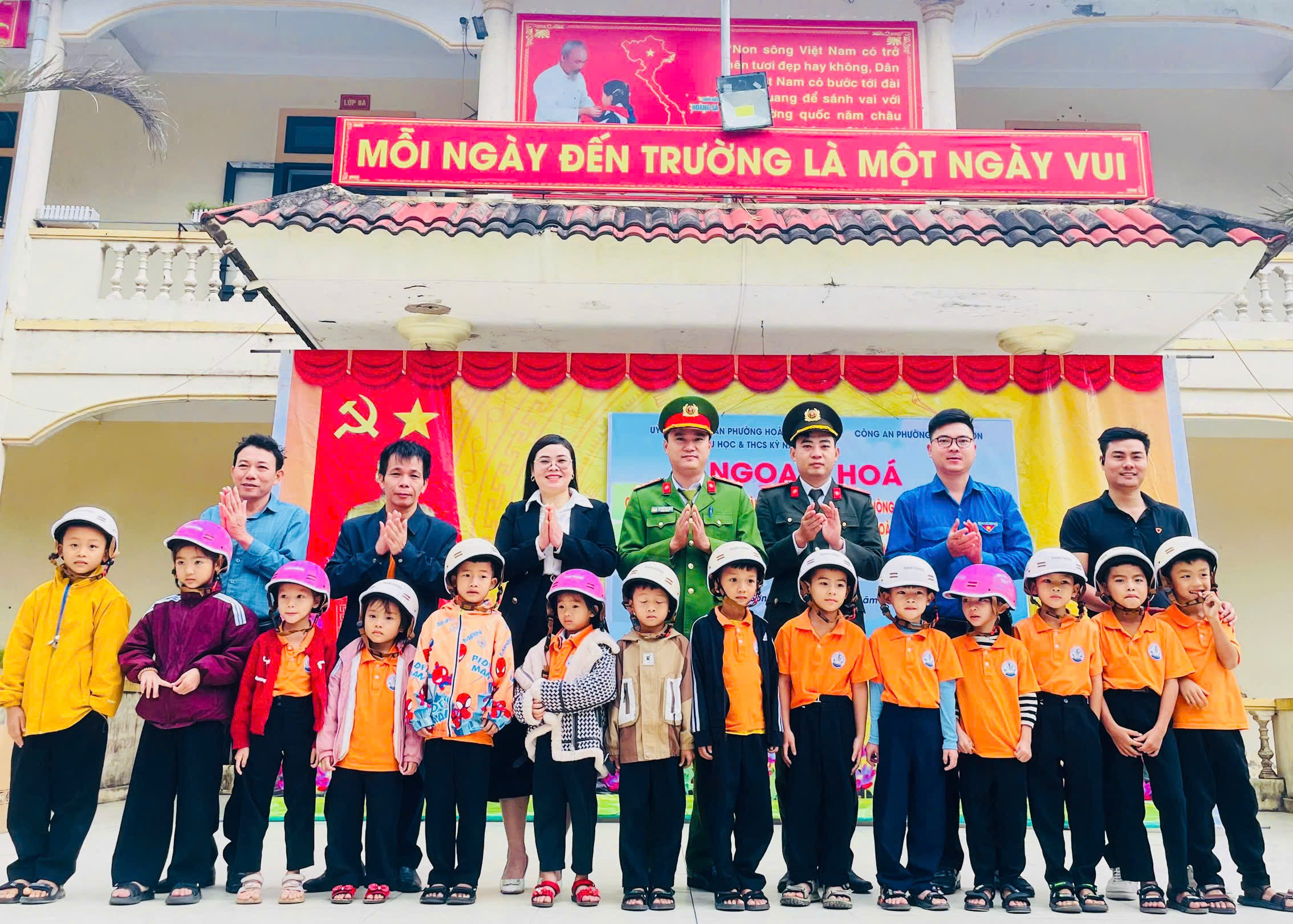 Hà Tĩnh: Phường Hoành Sơn triển khai chương trình trao mũ bảo hiểm cho học sinh Lớp 1 năm học 2025 - 2026