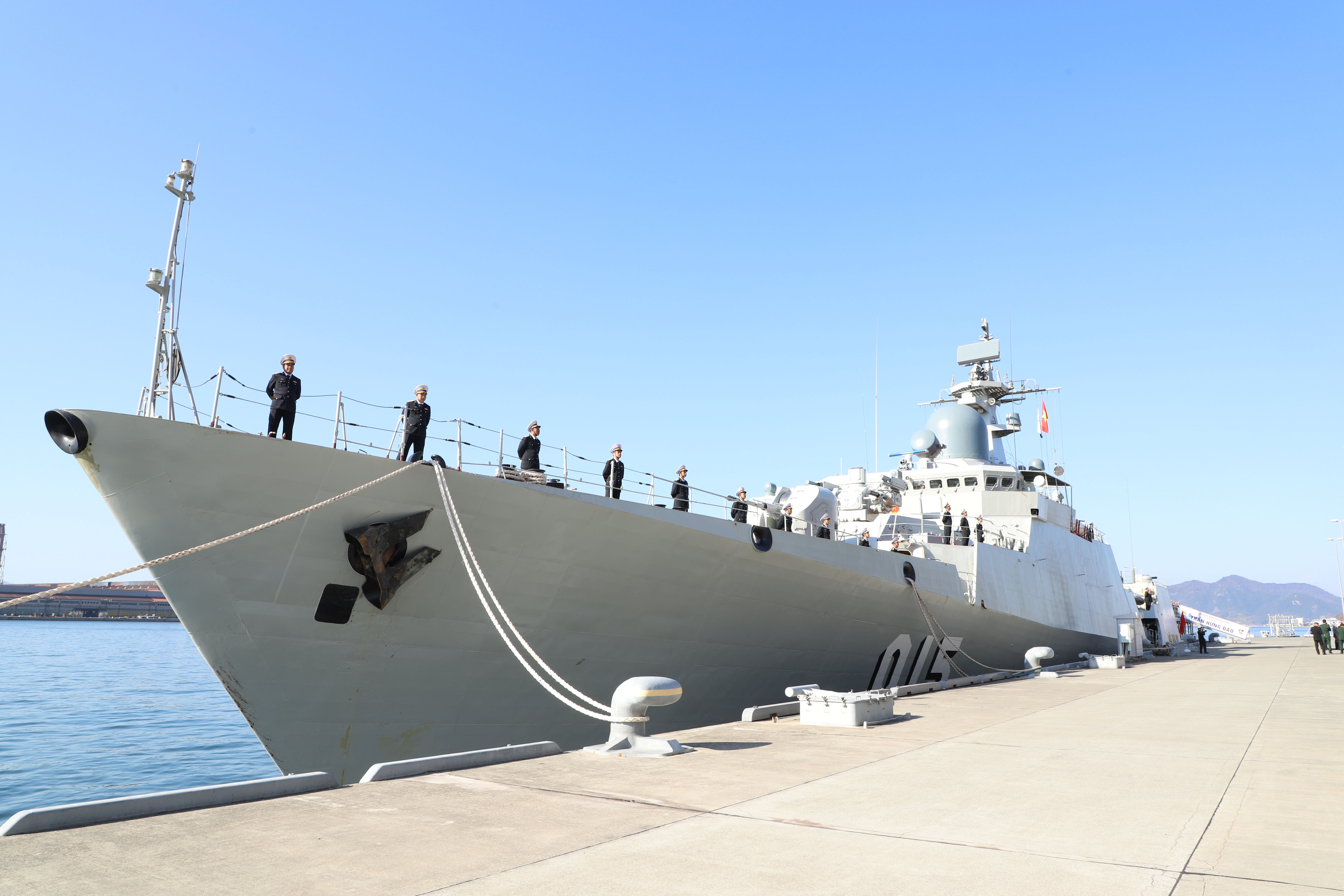 Tàu 015-Trần Hưng Đạo cập cảng Kure, bắt đầu thăm xã giao Nhật Bản