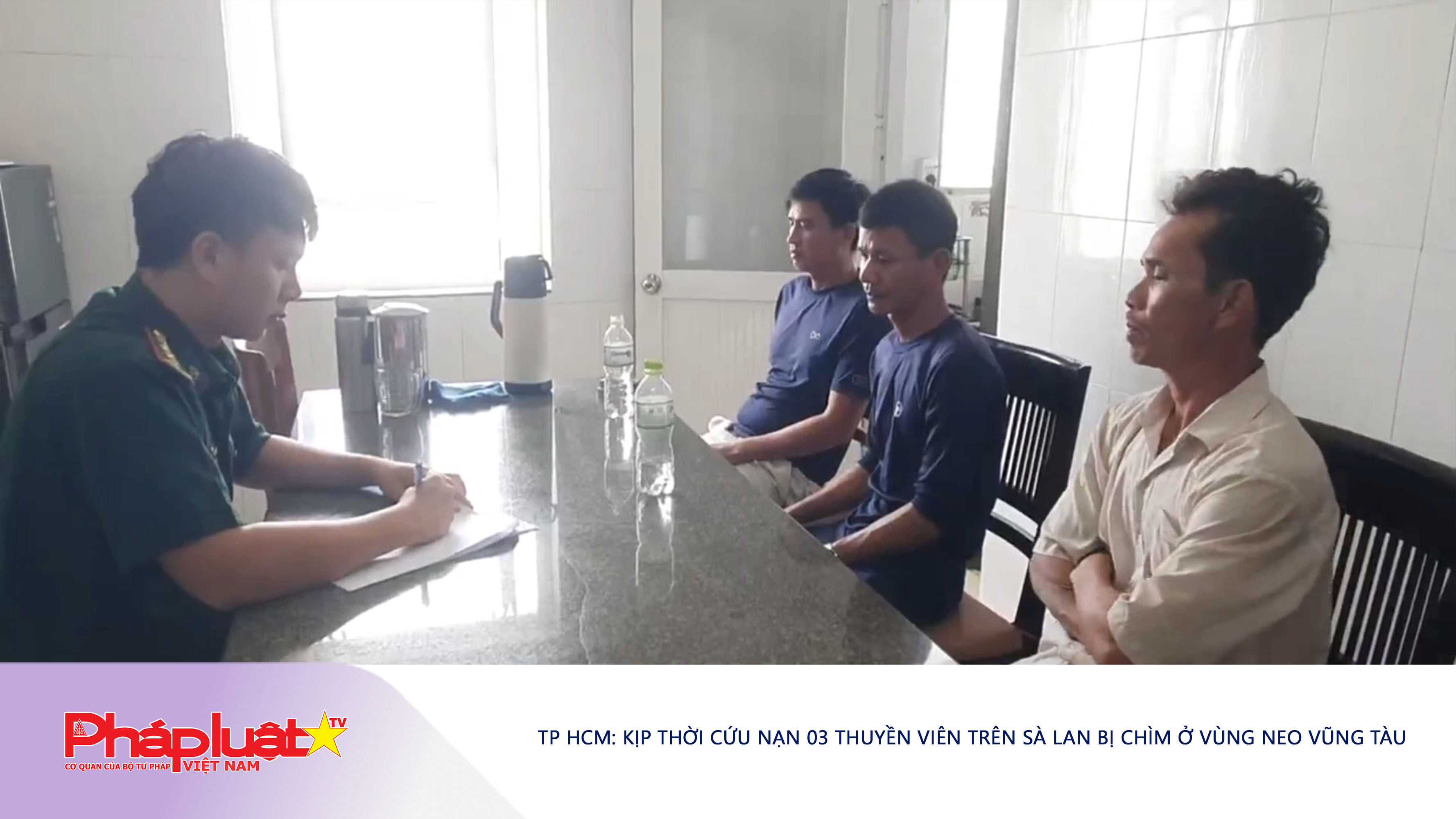 TP HCM: Kịp thời cứu nạn 03 thuyền viên trên Sà lan bị chìm ở vùng neo Vũng Tàu