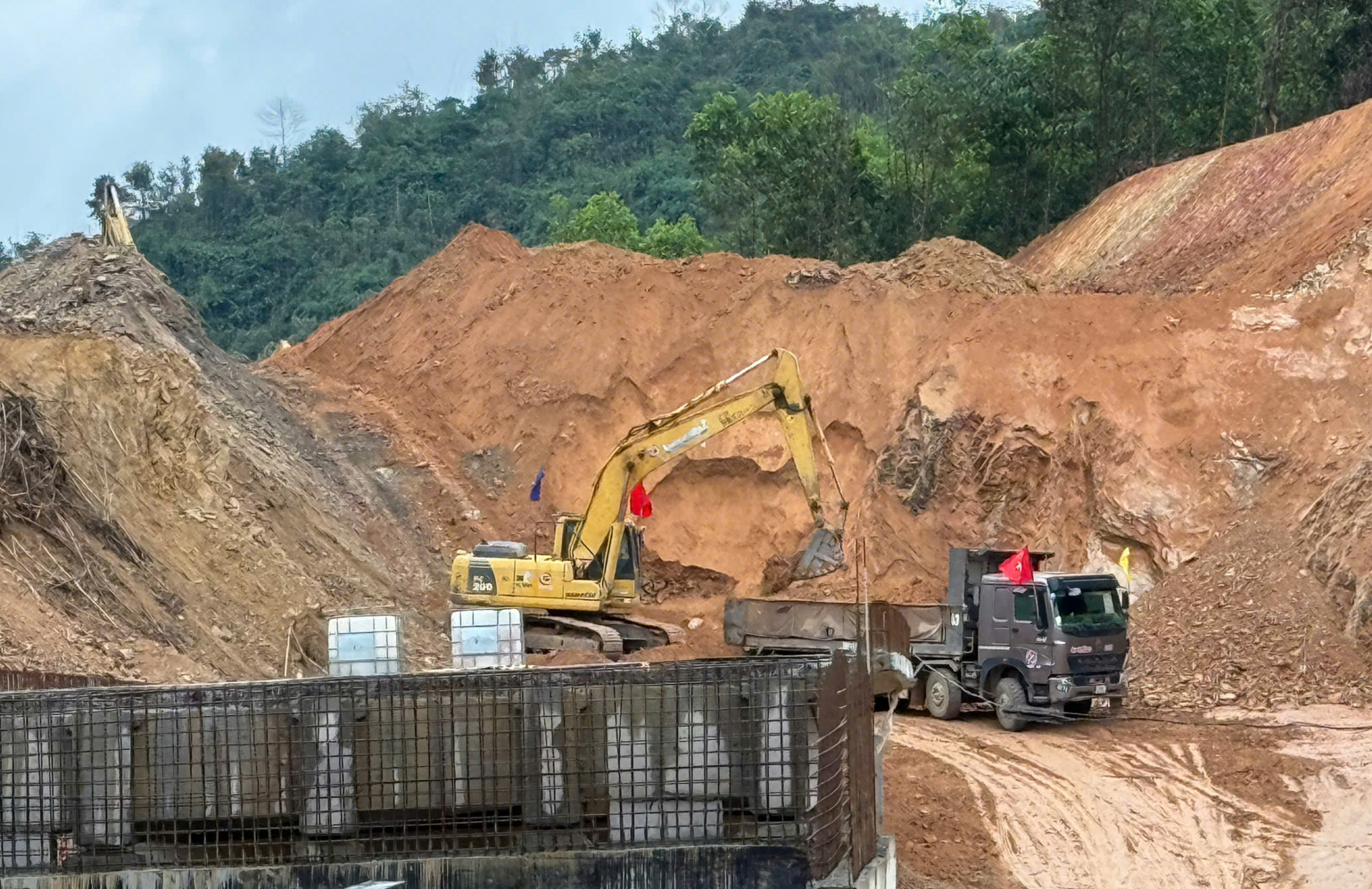 Bản tin Đầu tư công ngày 09/12/2025: Gỡ khó dự án đường liên kết vùng Hòa Bình - Hà Nội 