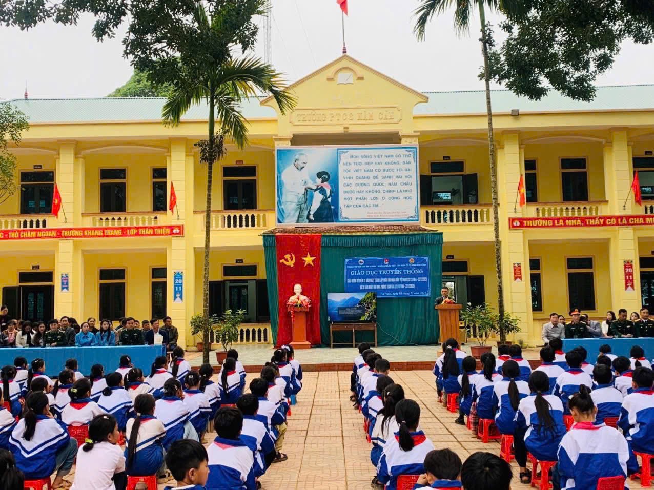 Học sinh Nghệ An hào hứng tham gia tìm hiểu Ngày thành lập Quân đội Nhân dân Việt Nam