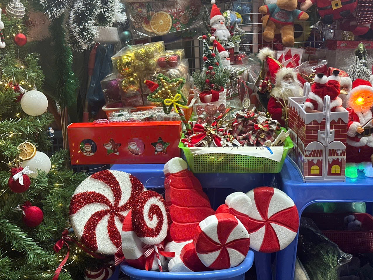 Hà Nội lung linh sắc màu dịp Noel 2025