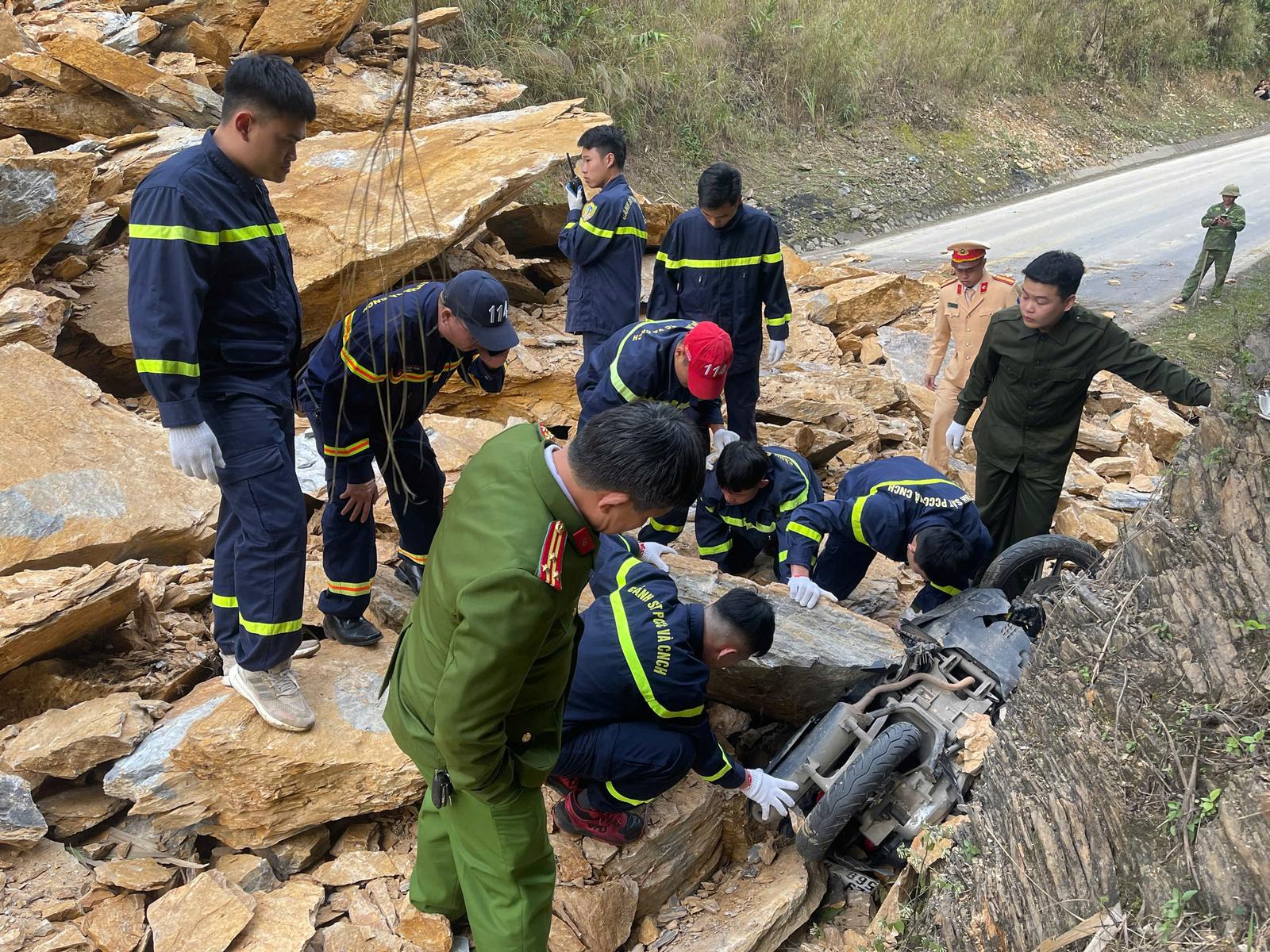 Clip - 3 người bị vùi lấp do sạt lở tại đèo Thung Khe - Quốc lộ 6