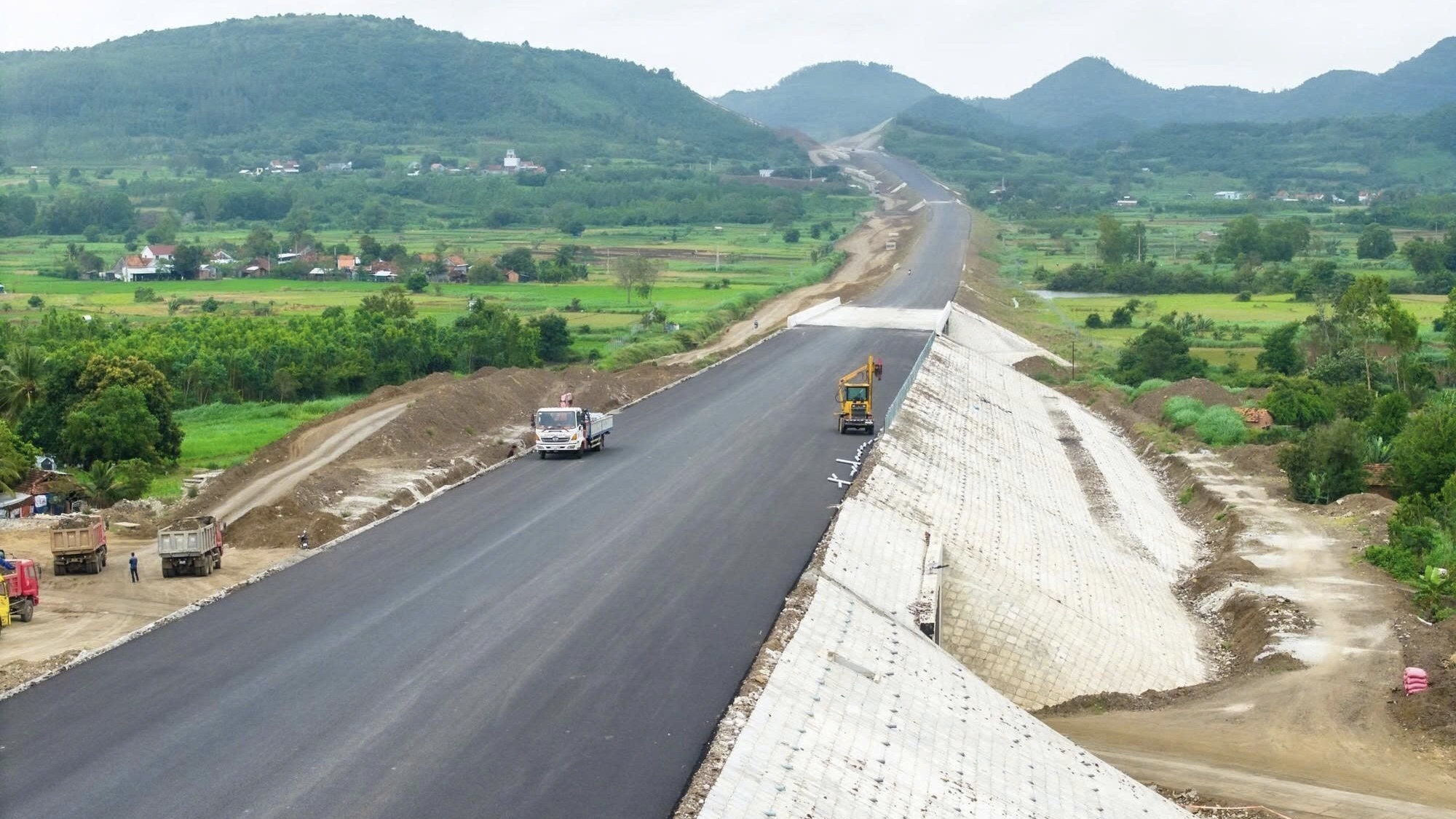 Bản tin Đầu tư công ngày 19/12/2025: Đồng loạt khởi công, khánh thành 234 công trình trọng điểm trên cả nước
