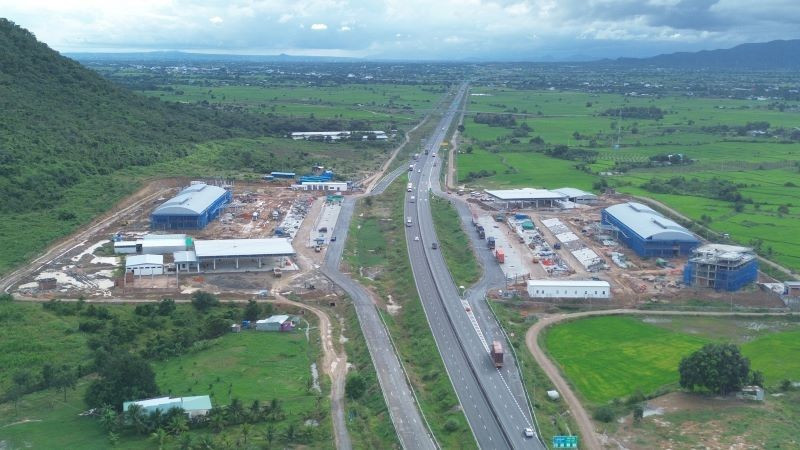 Bản tin Đầu tư công ngày 28/12/2025: Một số trạm dừng nghỉ trên cao tốc Bắc - Nam phấn đấu hoàn thành trước 31/12