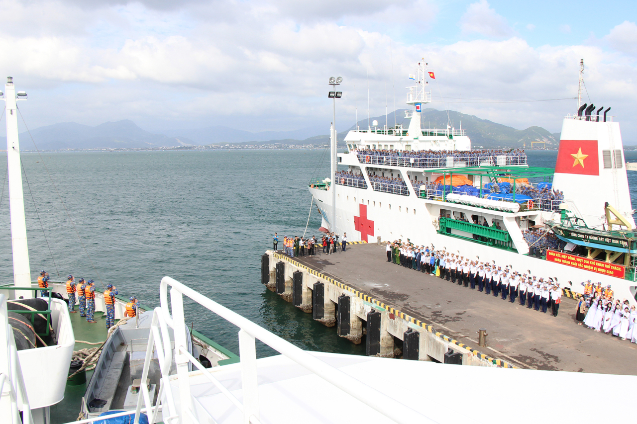 Hàng trăm tấn hàng hóa, quà tết Bính Ngọ đến với quân và dân ở Trường Sa