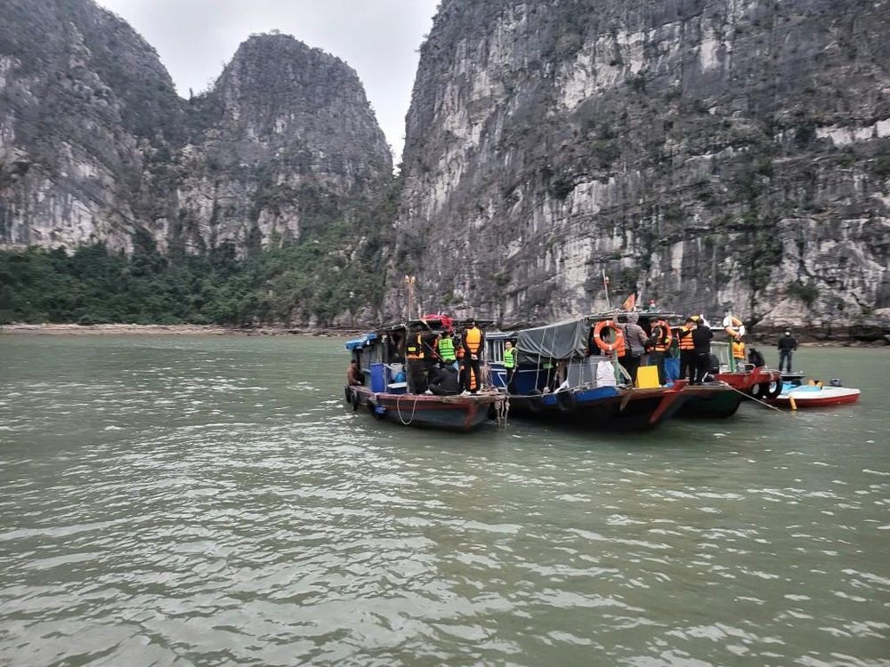 Triệt phá 'sới bạc' trên Vịnh Hạ Long, tạm giữ 30 đối tượng