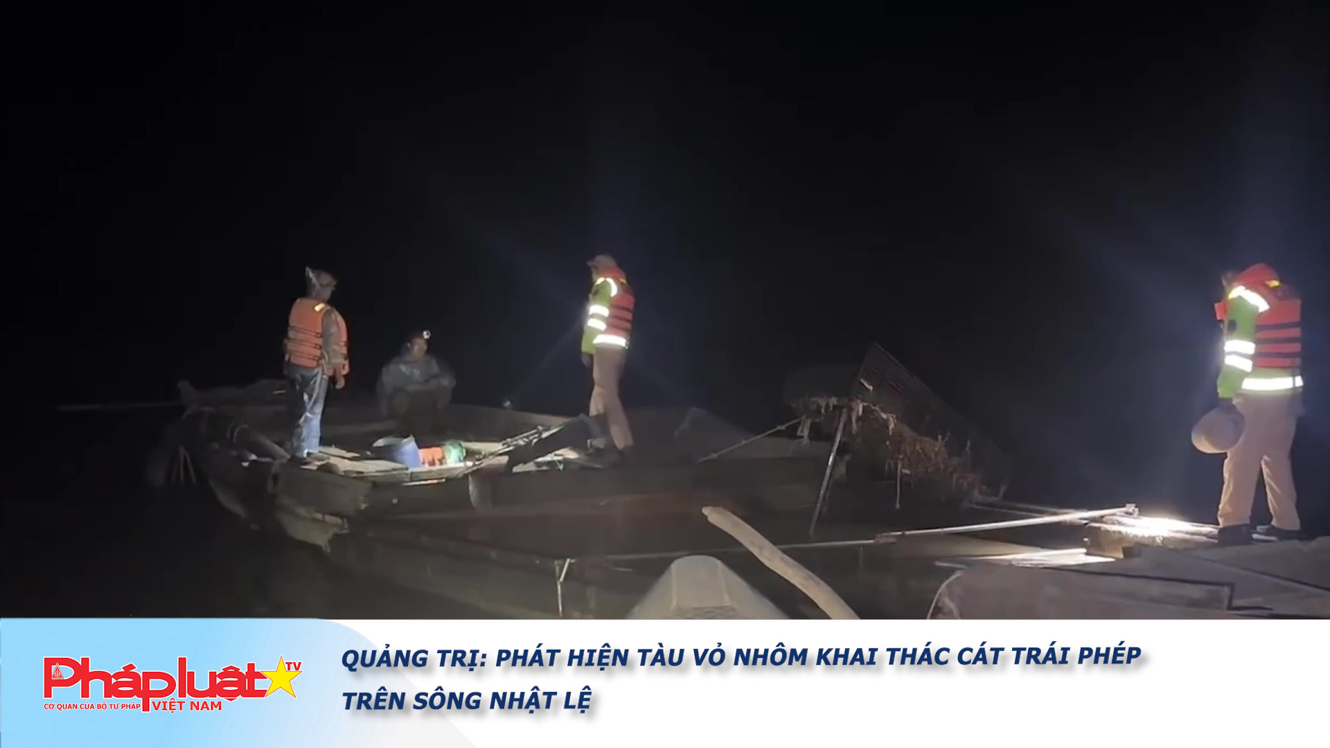 Quảng Trị: Phát hiện tàu vỏ nhôm khai thác cát trái phép trên sông Nhật Lệ

