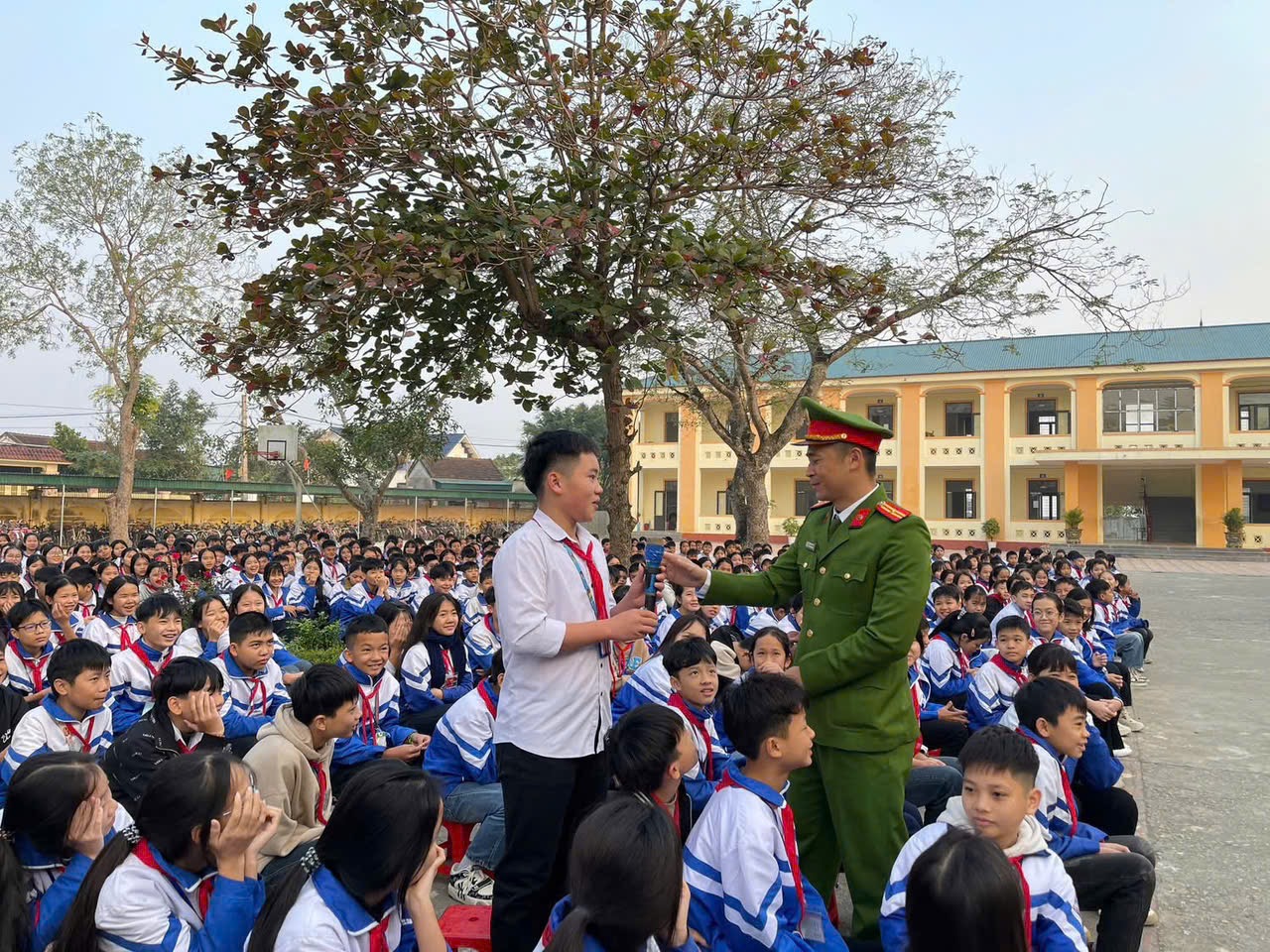 Công an xã Vân Tụ tuyên truyền, phổ biến pháp luật cho học sinh