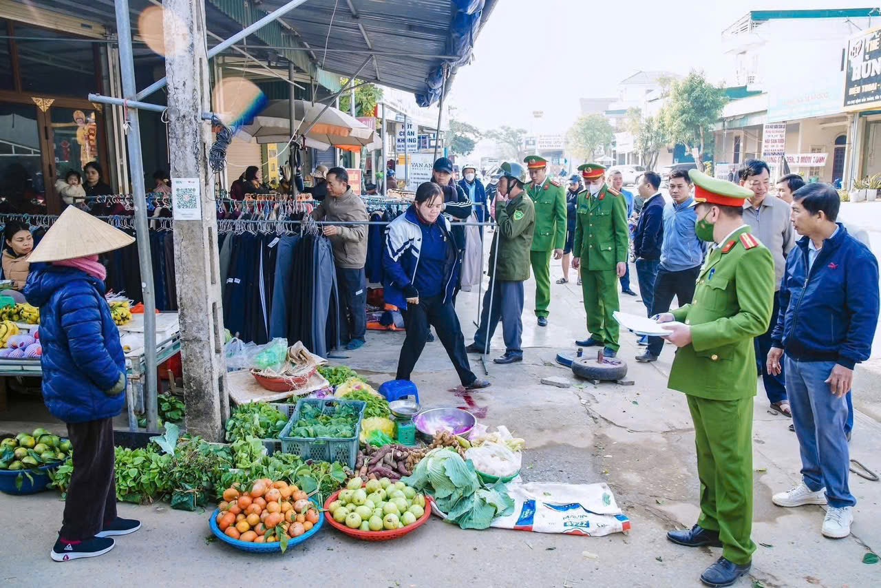 Hợp Minh (Nghệ An) ra quân xử lý vi phạm hành lang an toàn giao thông