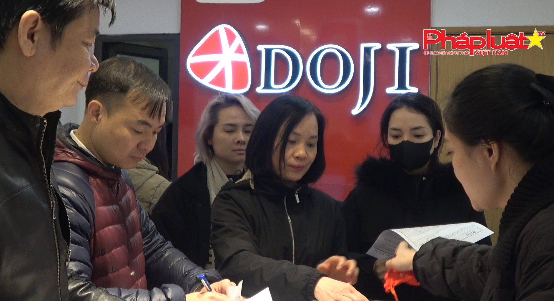 Từ ngày 9/2, người dân mua bán “trao tay” vàng không phép sẽ bị phạt và tịch thu