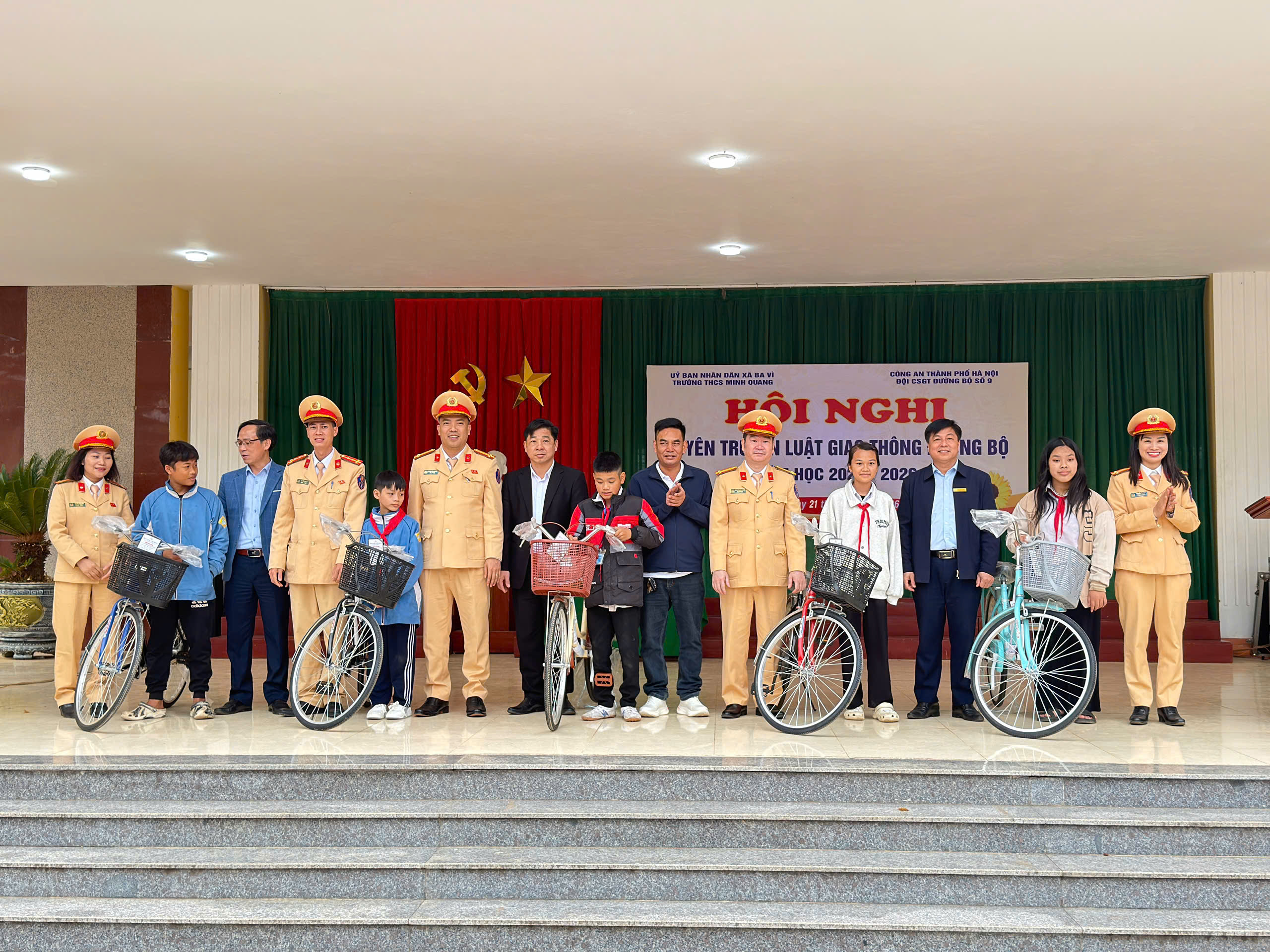 Tuyên truyền Luật Giao thông, trao yêu thương cho học sinh có hoàn cảnh khó khăn