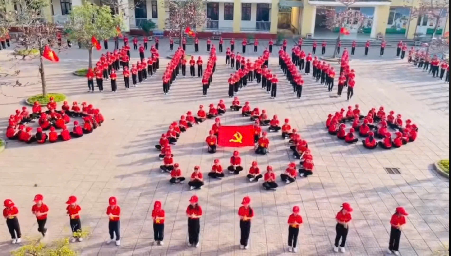 Học sinh Hà Tĩnh thi đua sôi nổi hướng về Đại hội XIV của Đảng