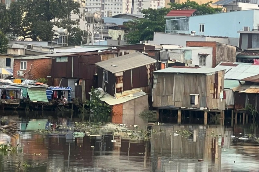 ĐIỂM NÓNG TRƯA NGÀY 24/1: Sạt lở ven kênh Đôi, một căn nhà ở TPHCM đổ sập xuống kênh