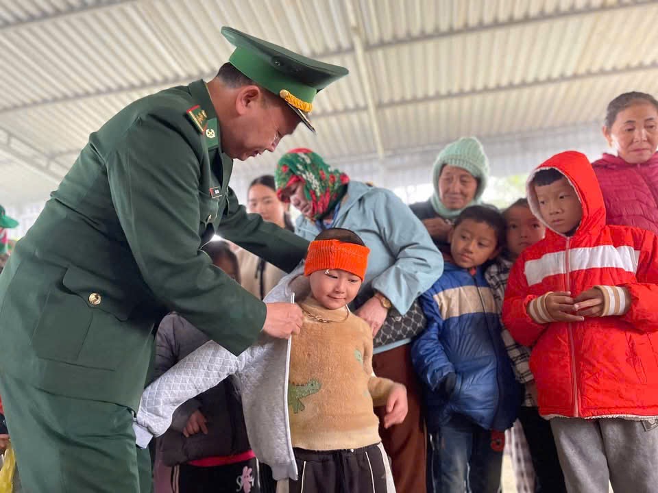 Gian hàng 0 đồng - Sưởi ấm lòng dân bản Na Cáng