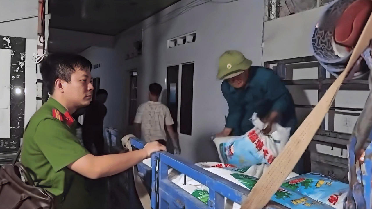 Hàng trăm bao tải bột trắng lạ thành hàng có thương hiệu