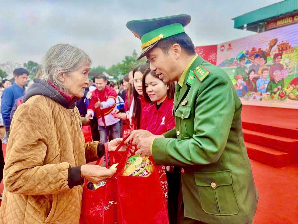 Chương trình “Tết Việt gắn kết” trao 500 suất quà cho hộ khó khăn tại Nghệ An