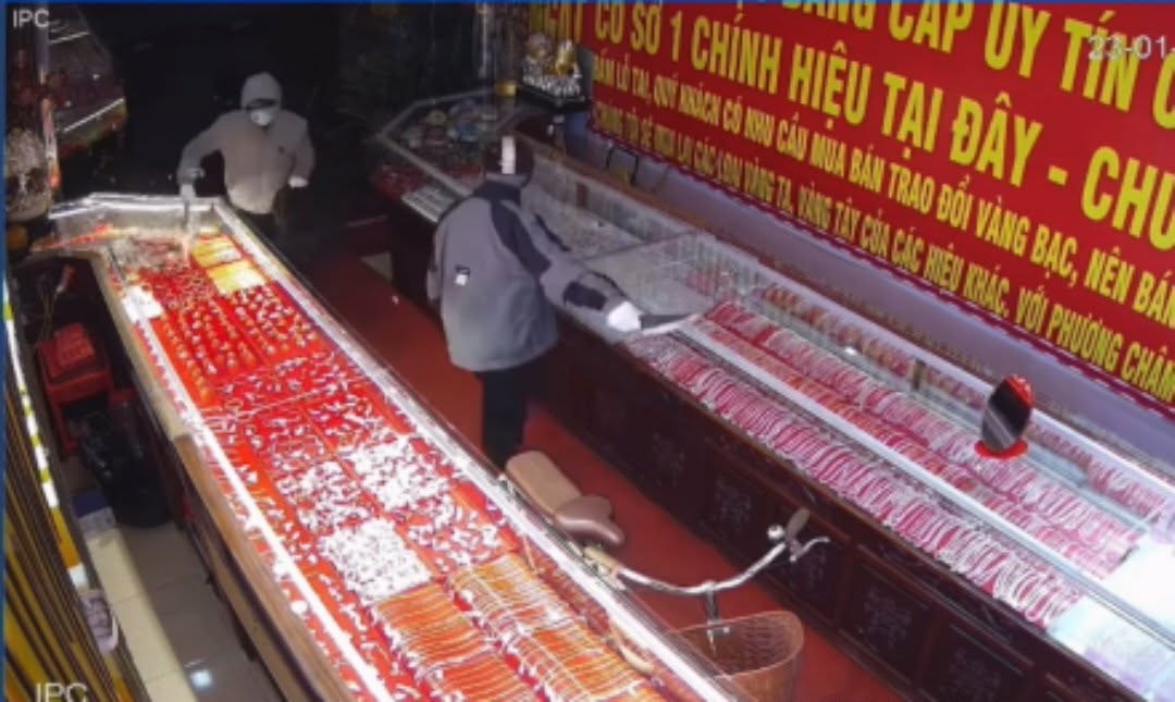 Điểm nóng sáng 26/1: Truy tìm các đối tượng cướp tiệm vàng tại Ninh Bình