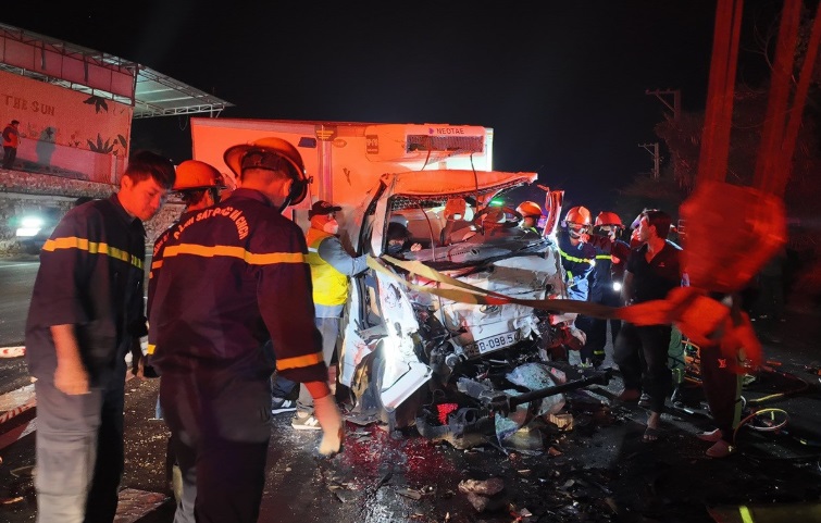 Hai xe tải tông trực diện trên quốc lộ 20