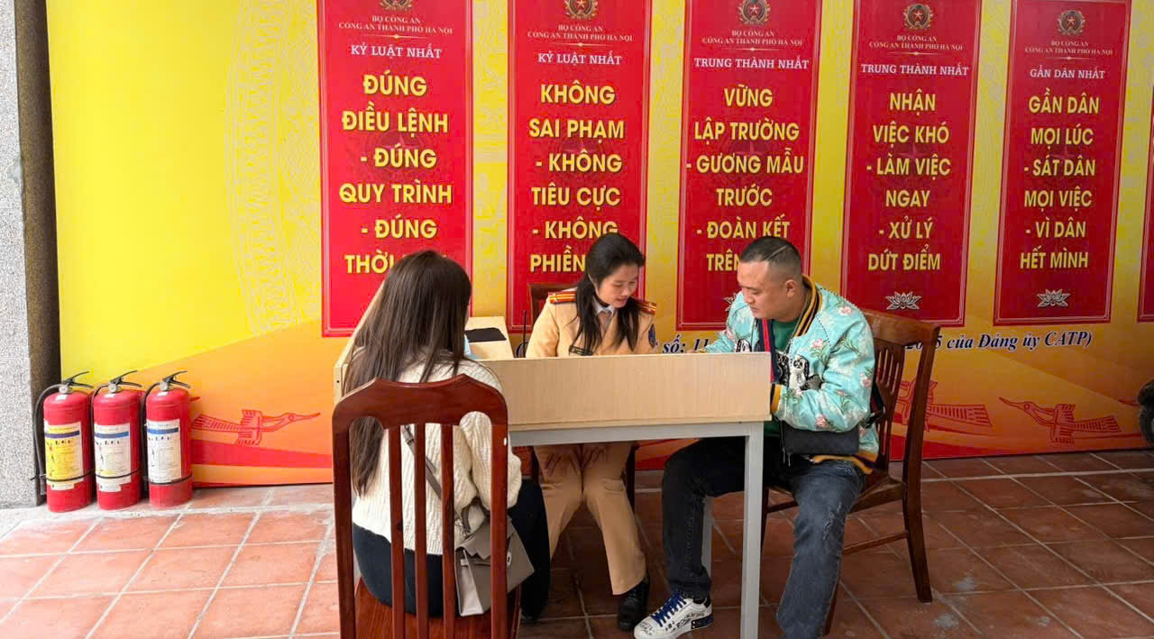 Xử phạt 23 triệu đồng tài xế Ford Territory che kín biển số do bùn đất