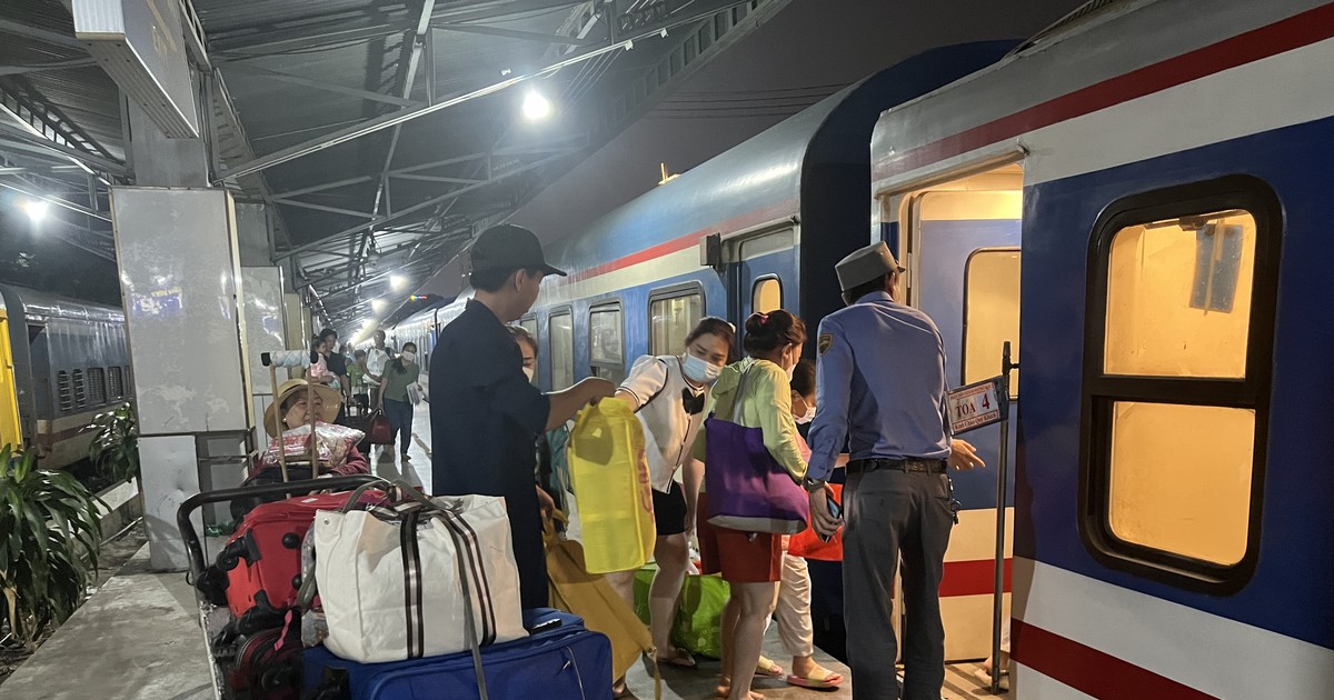 Bản tin An toàn giao thông số 304: Ngành đường sắt tổ chức chạy thêm 22 chuyến tàu phục vụ Tết Nguyên đán